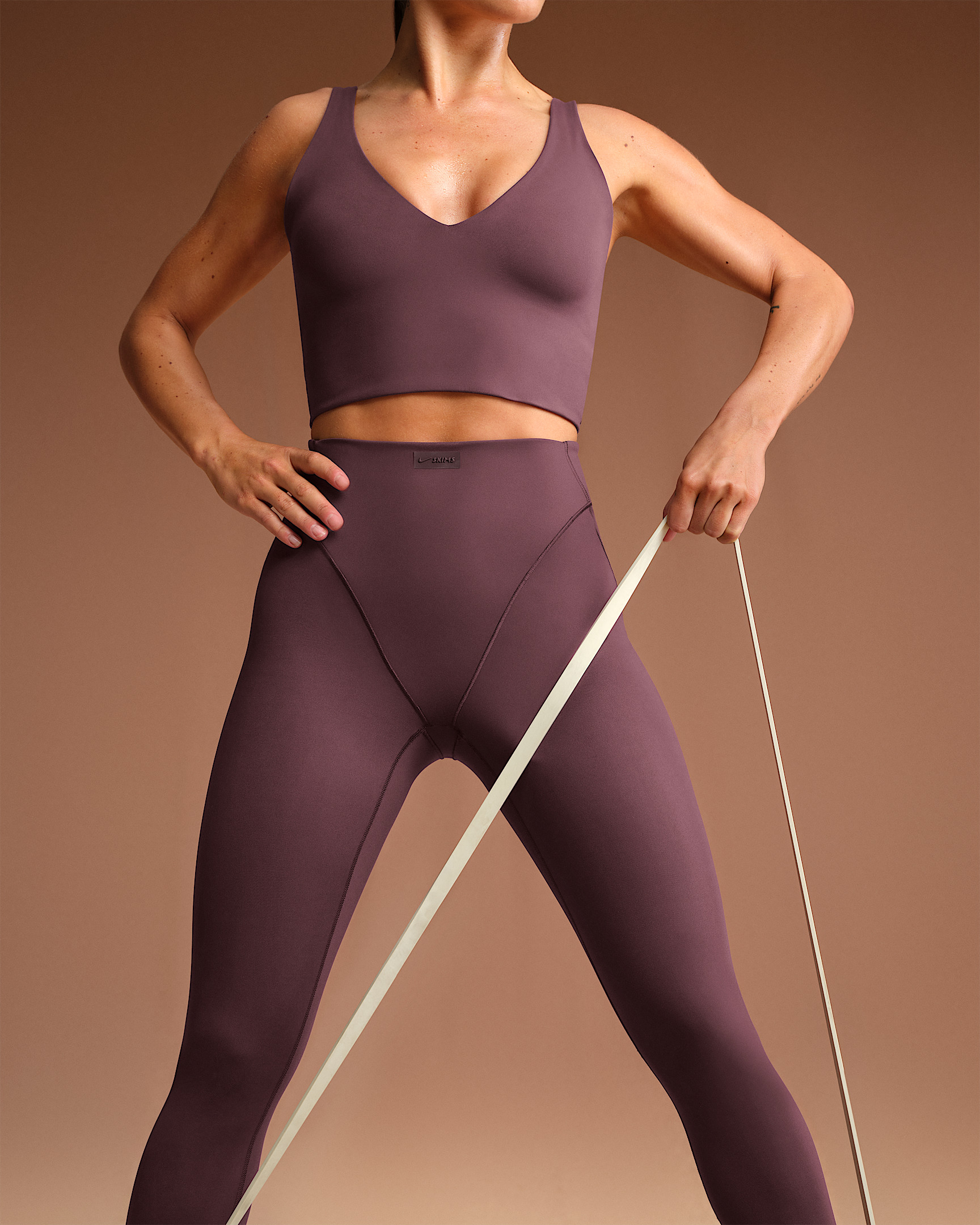 NikeSKIMS Matte Women's High-Waisted V-Line 26" Leggings - 5