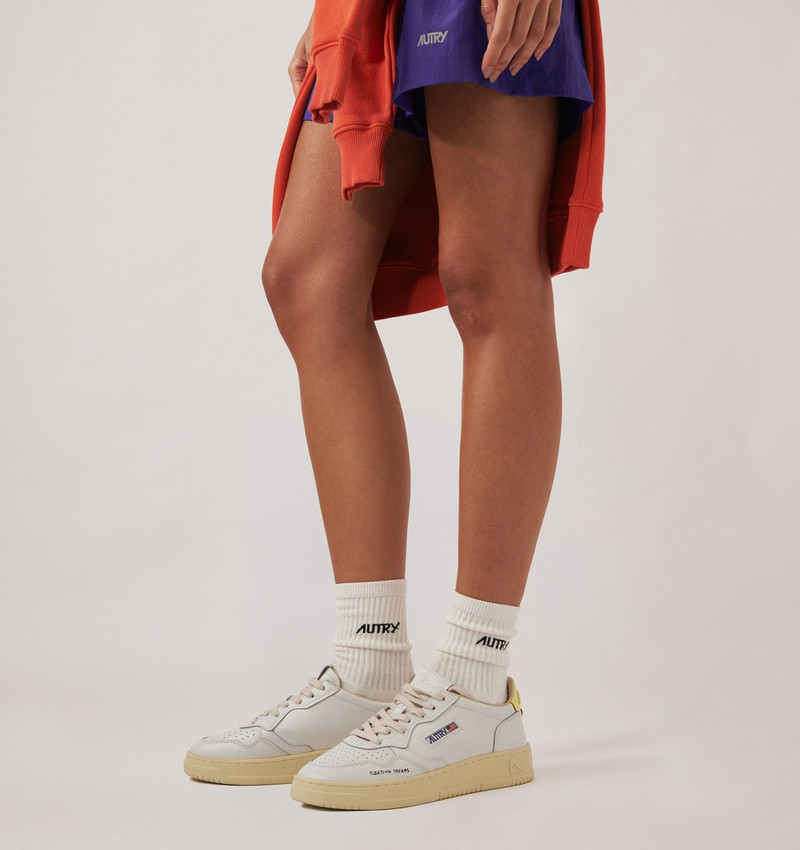 AUTRY MEDALIST LOW SNEAKERS IN WHITE AND LEMON MERINGUE LEATHER outlook