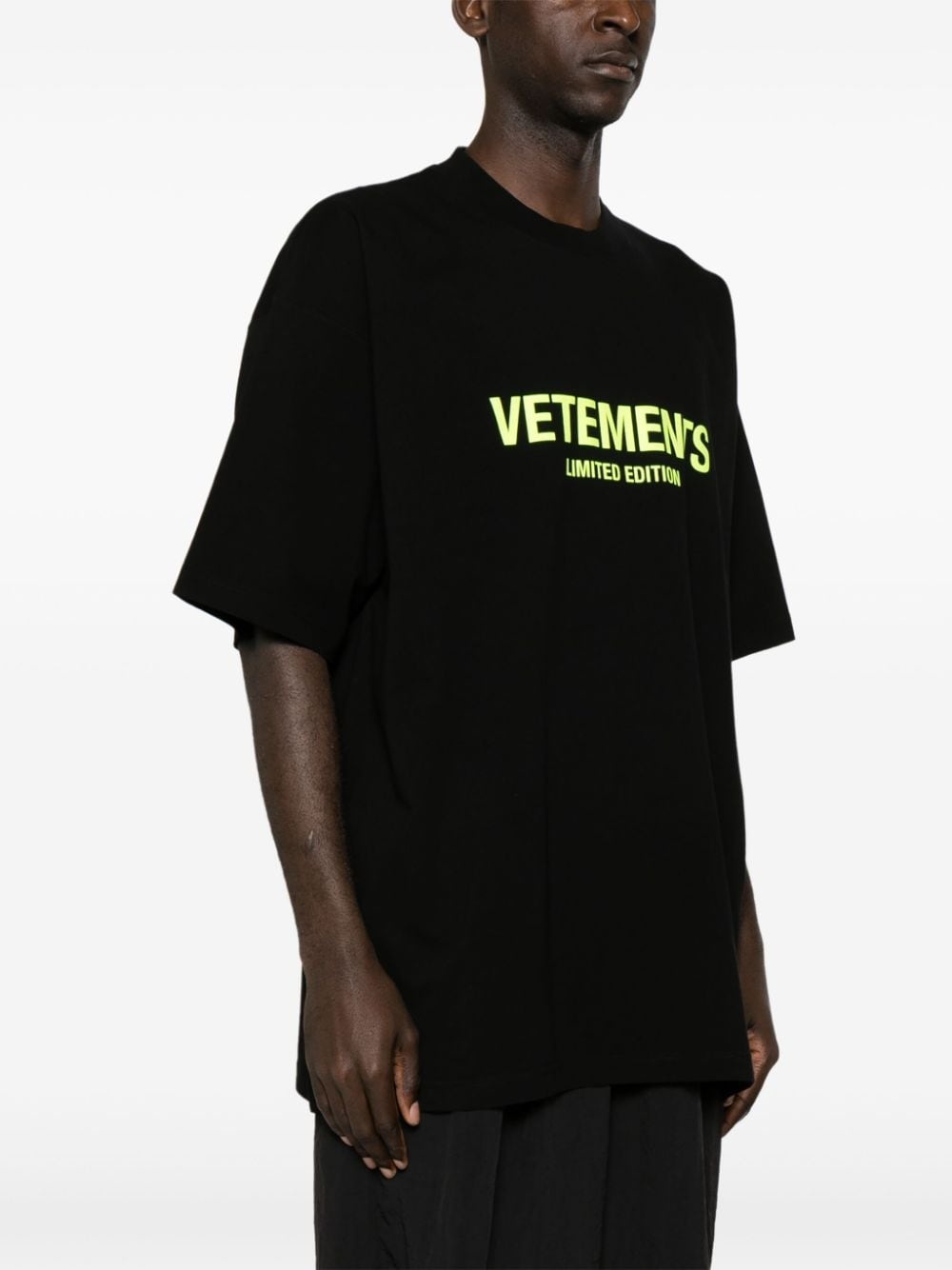 VETEMENTS ロゴプリント コットン Tシャツ VETEMENTS logo-print Cotton T-shirt | Black | FARFETCH