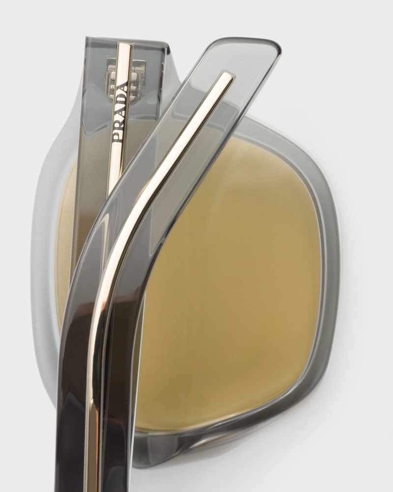 Sunglasses with the iconic metal plaque 5