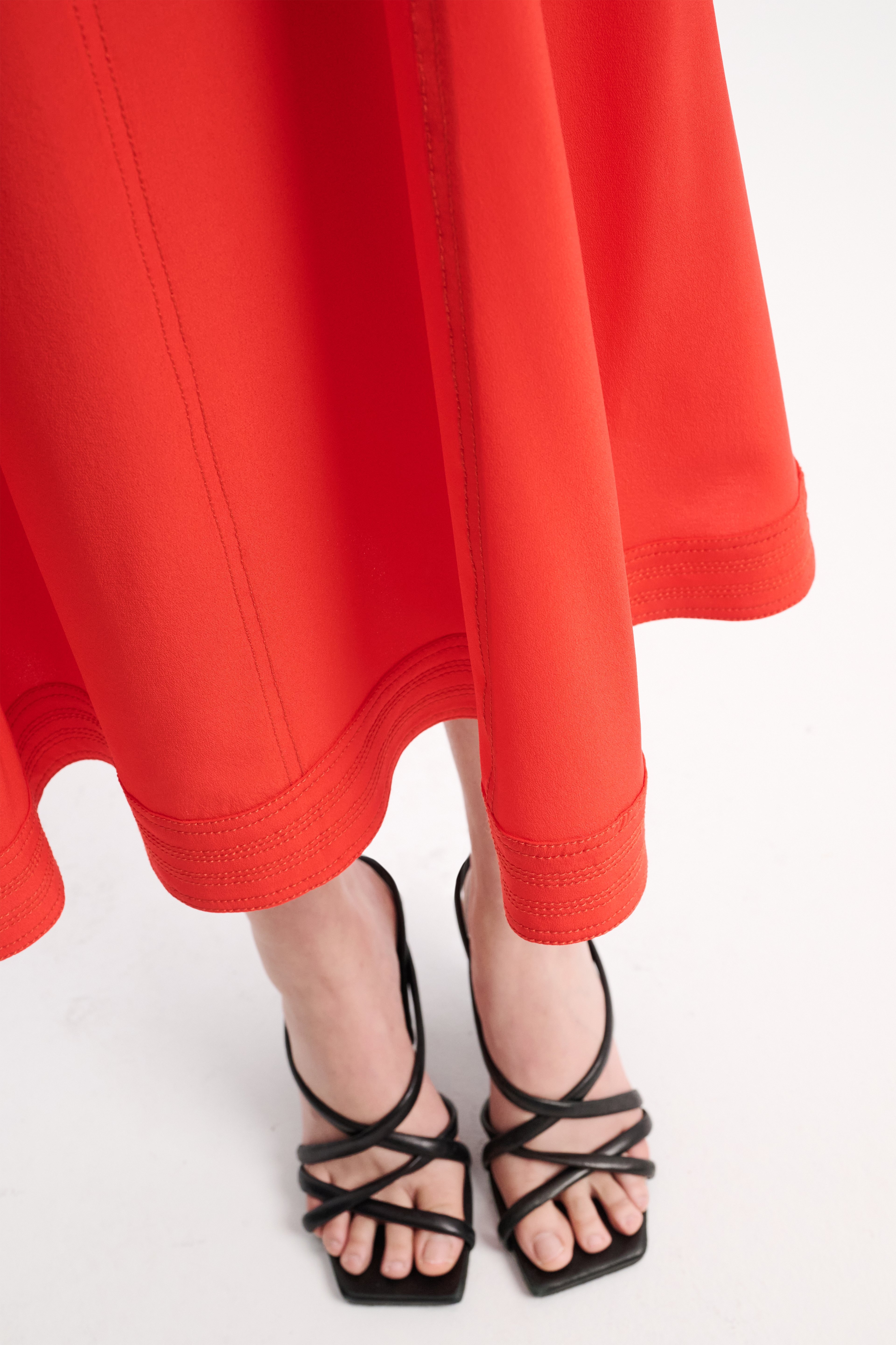 【Dorothee Schumacher】 Sophisticated Volumesシルクミディド Sophisticated Volumes silk midi dress in red - Dorothee