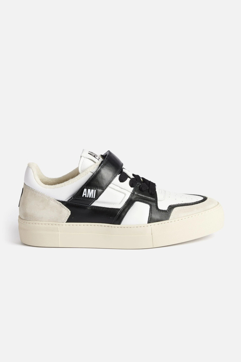 AMI Paris Low-Top Ami De Coeur Sneakers outlook