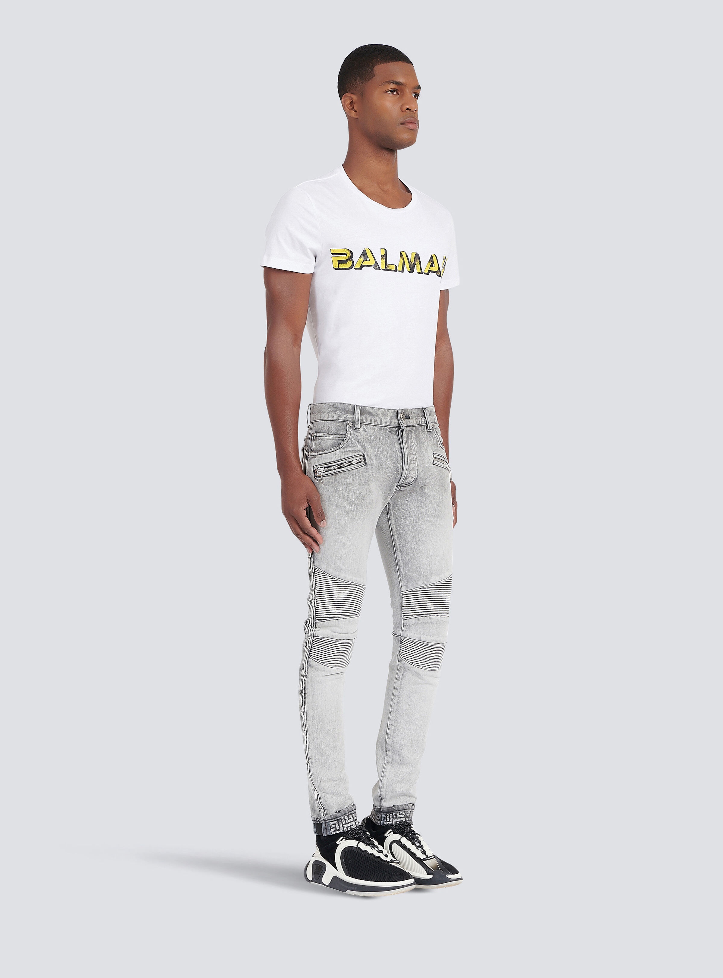 Slim cut faded and ridged light gray cotton jeans with Balmain monogram on hem - 5