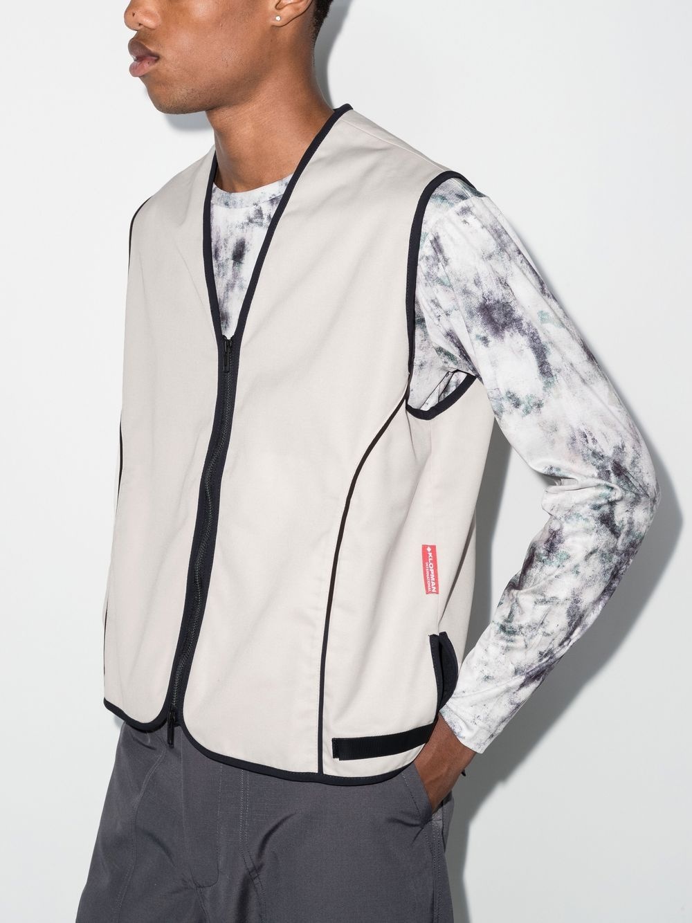 zip-fastening sleeveless jacket - 2