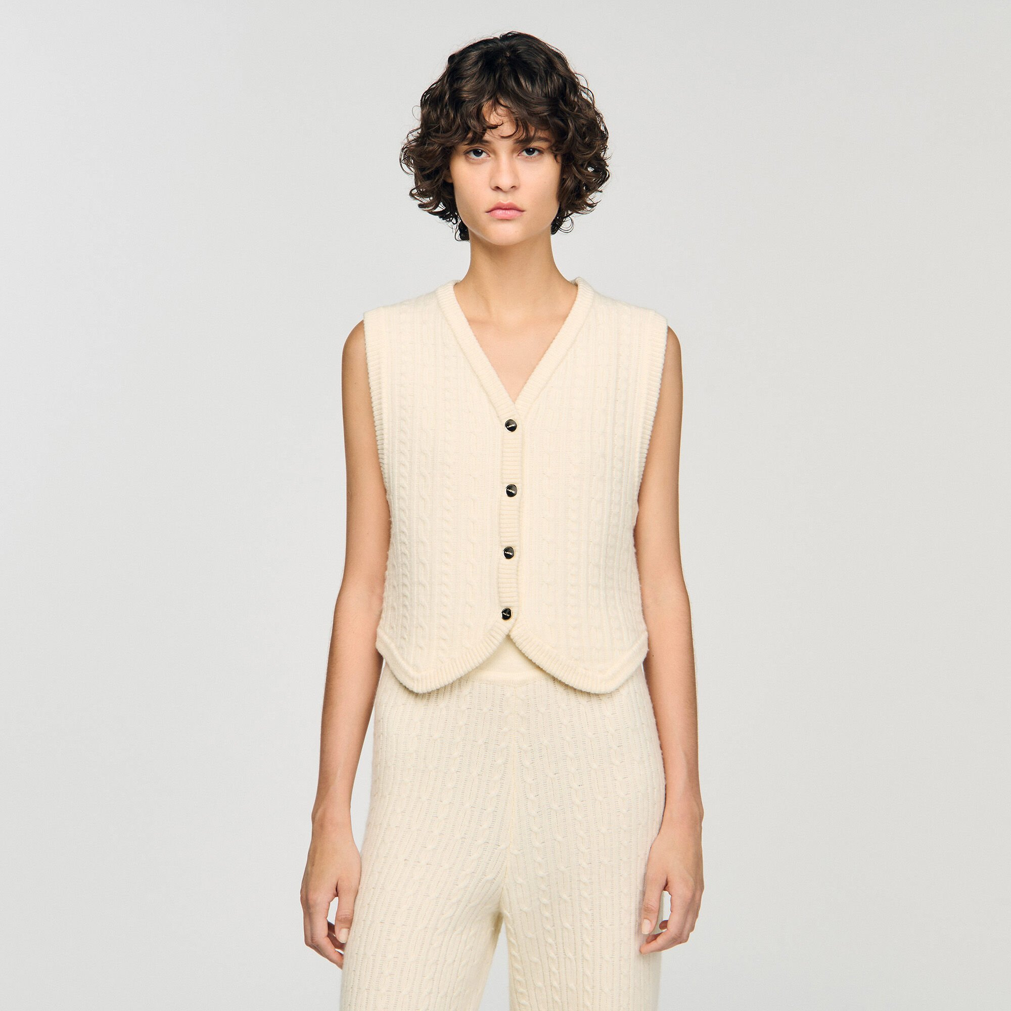 CABLE KNIT VEST - 4