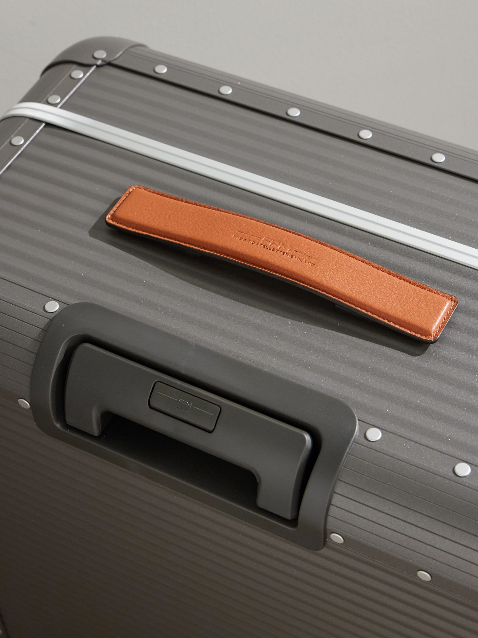Bank Spinner 76cm Leather-Trimmed Aluminium Suitcase Gray - 5