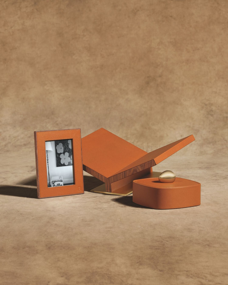 ASSOULINE Collector Classic Bookstand - Camel outlook