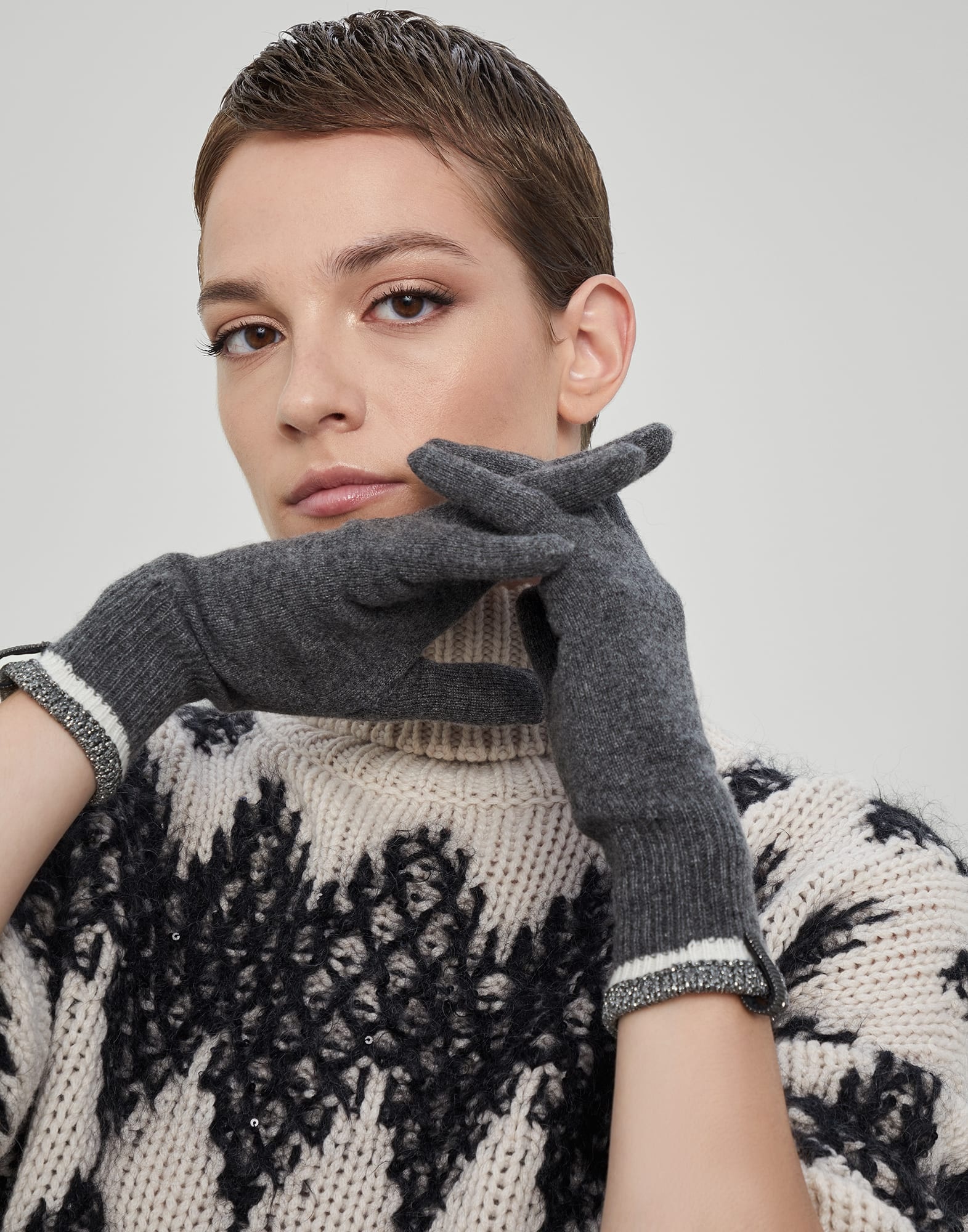 Cashmere knit gloves with sparkling trim and monili - 3