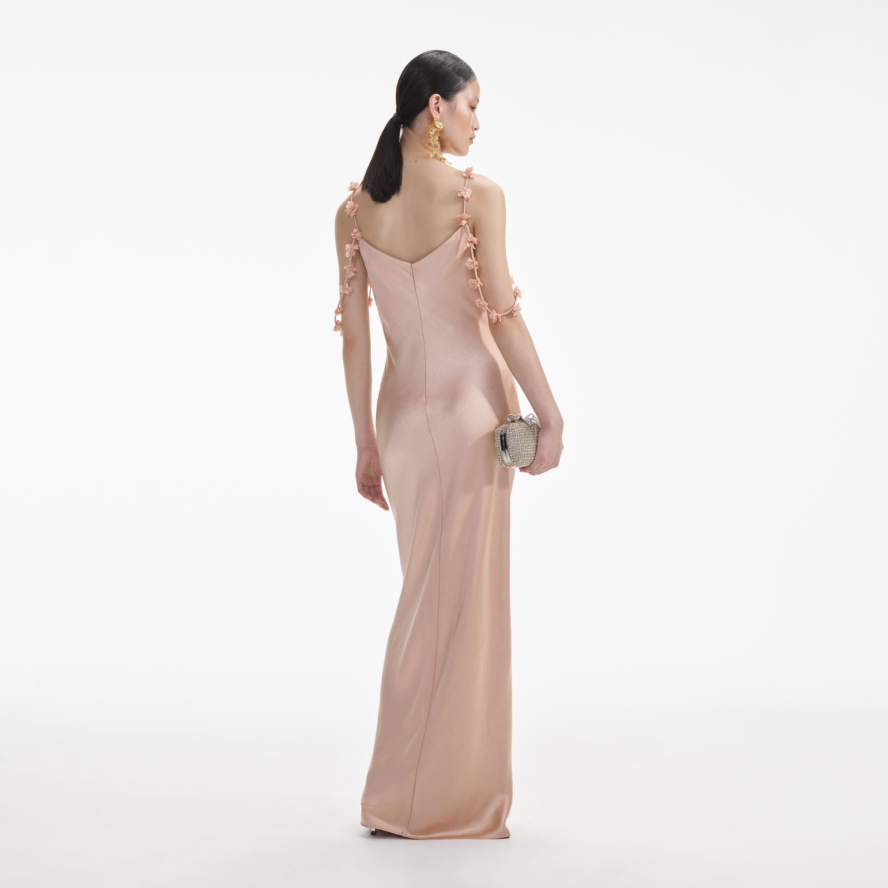 国内配送【SELF PORTRAIT】Rose Gold Satin Flower Maxi Dress self-portrait Rose Gold Satin Flower Maxi Dress | REVERSIBLE