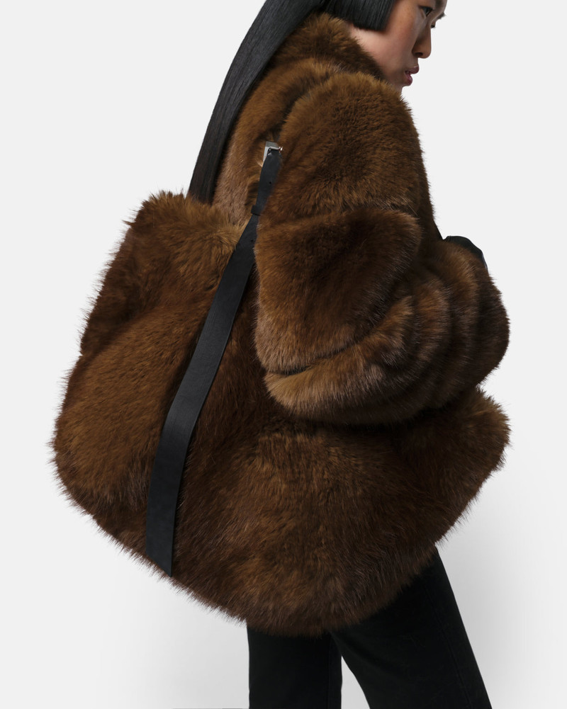 APPARIS ESTI TOTE outlook