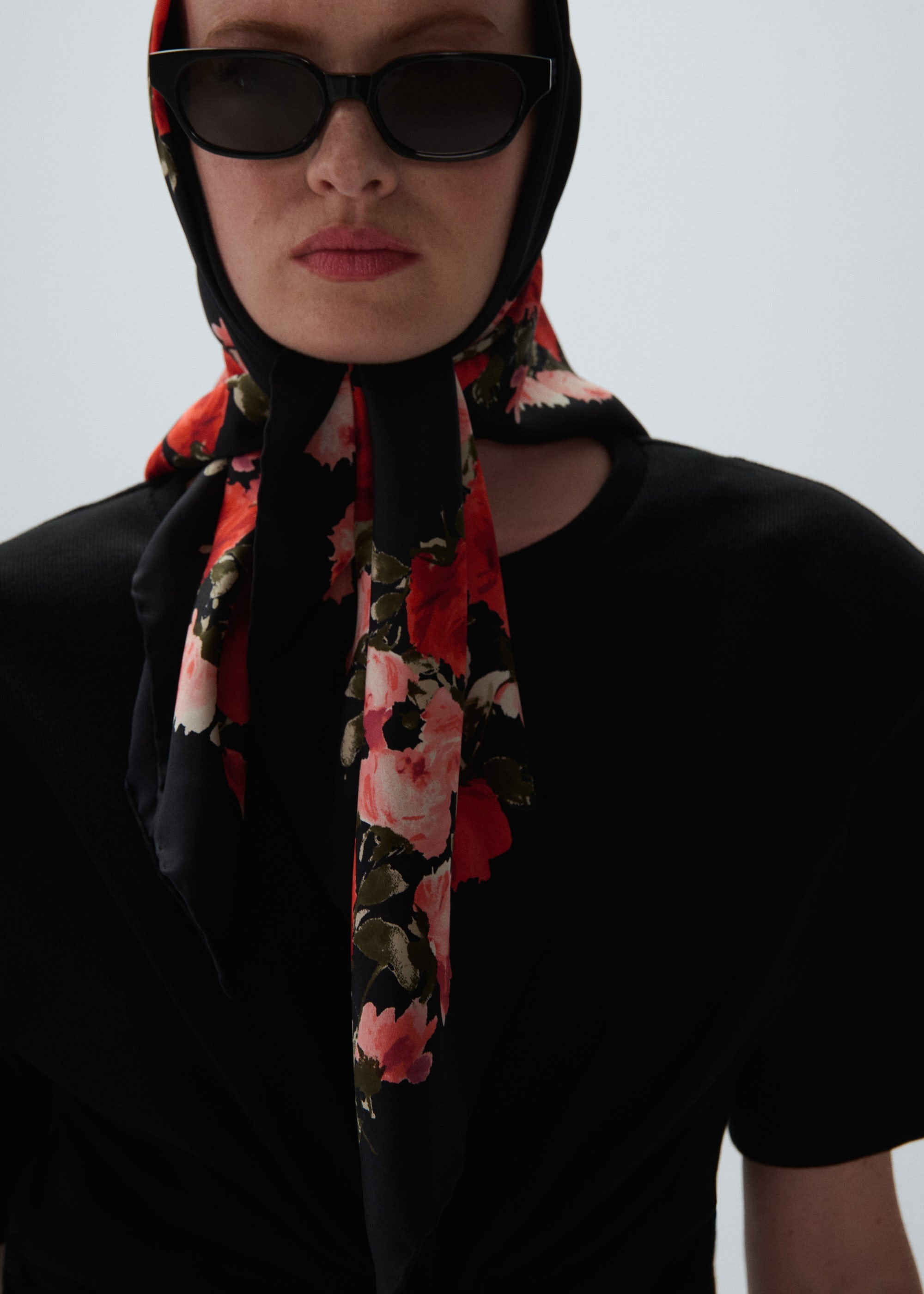 Floral-print scarf in black - 3