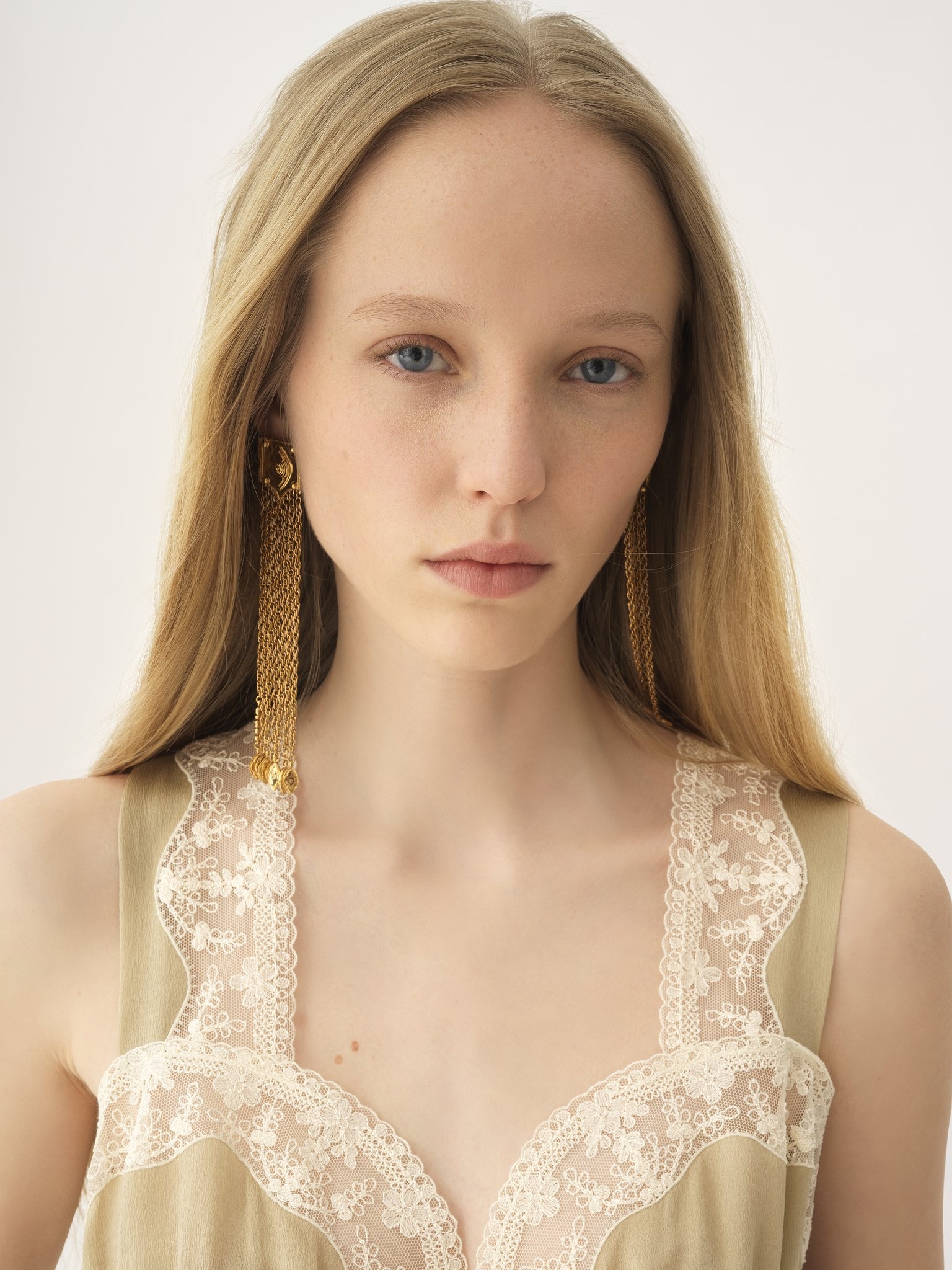 THE CHLOÉ AMULET EARRINGS - 2