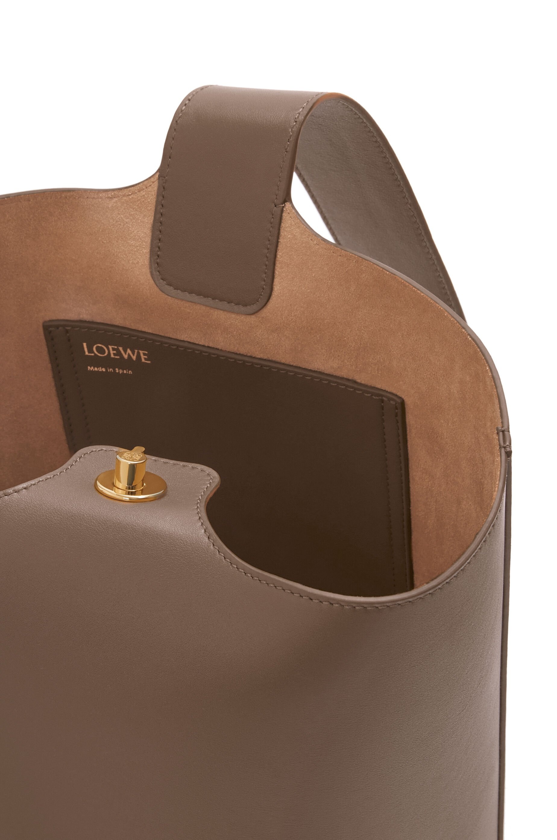Medium Pebble bucket in mellow calfskin - 7
