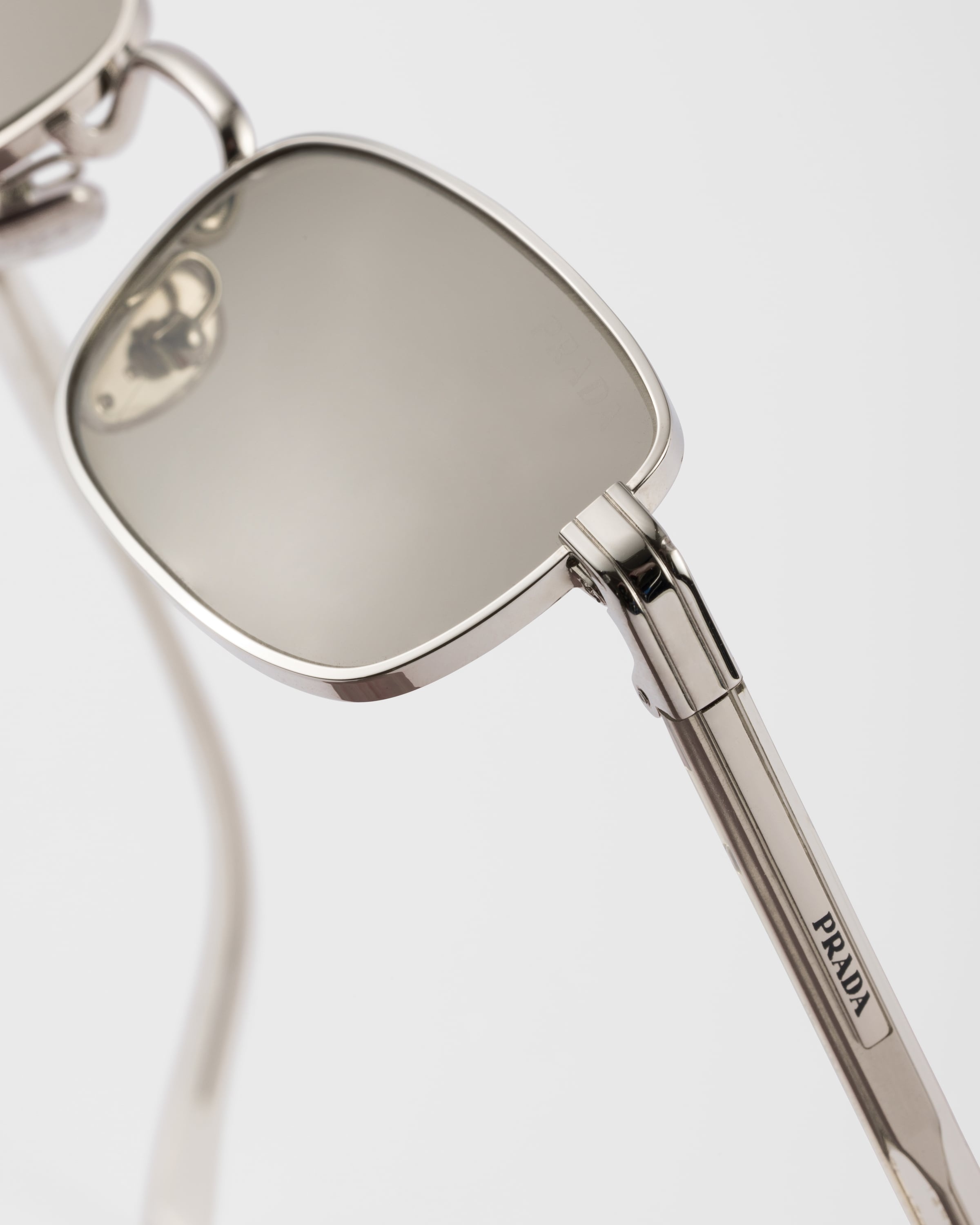Sunglasses with the iconic metal plaque - 5