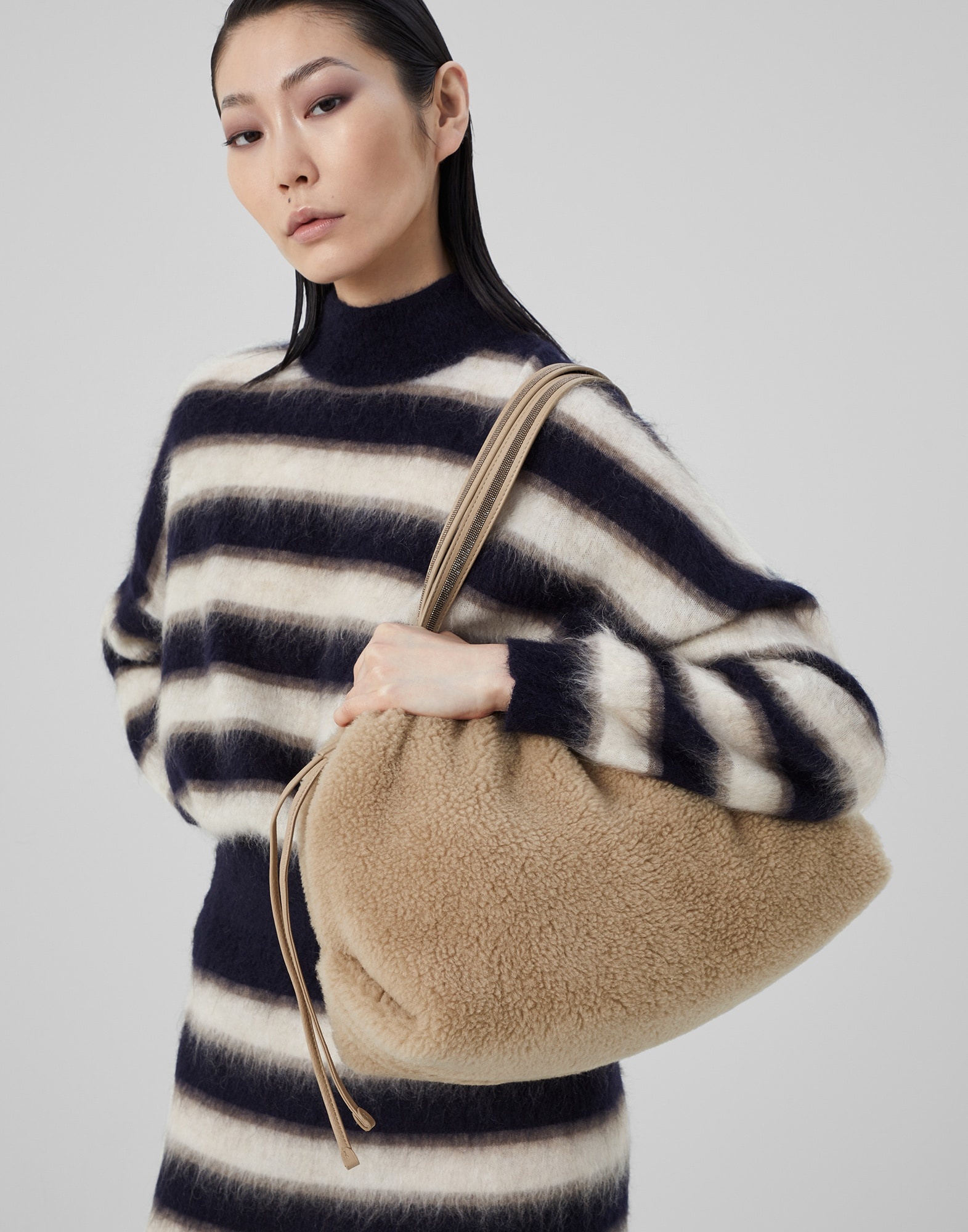 Virgin wool and cashmere fleecy soft shopper bag with shiny handles - 4