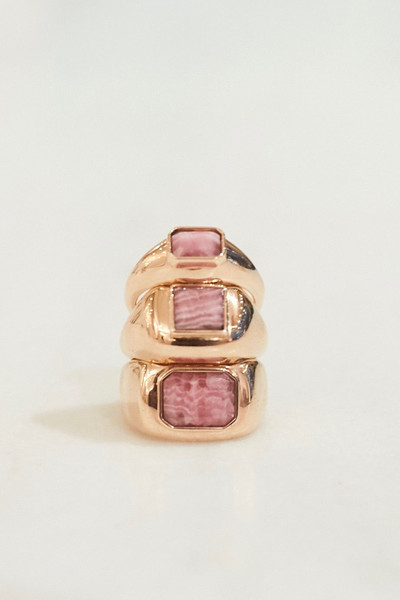 GABRIELA HEARST Medium Ring in 18k Gold & Pink Marble Stone outlook