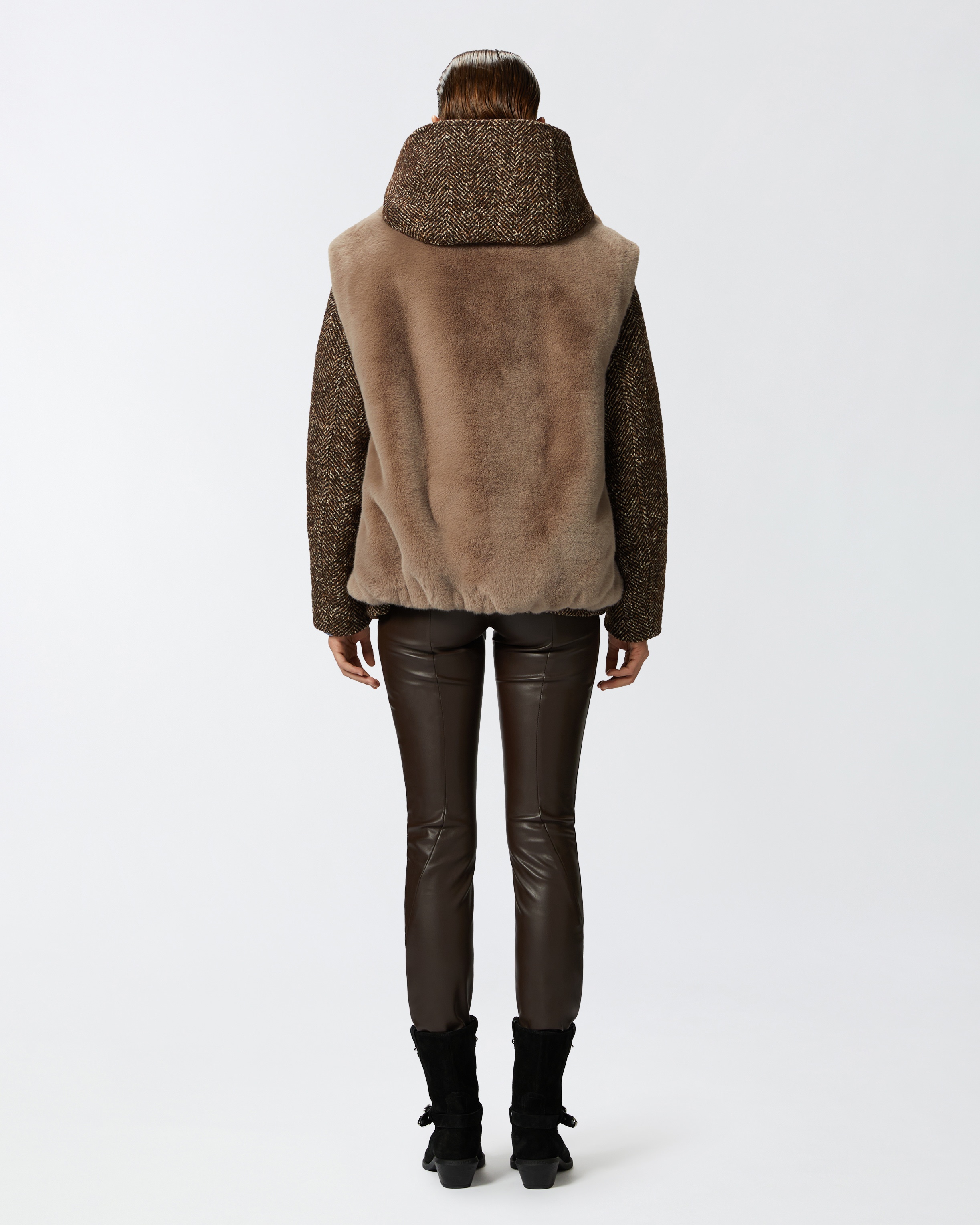 SLEEVELESS FAUX FUR JACKET WITH HIGH COLLAR. - 4