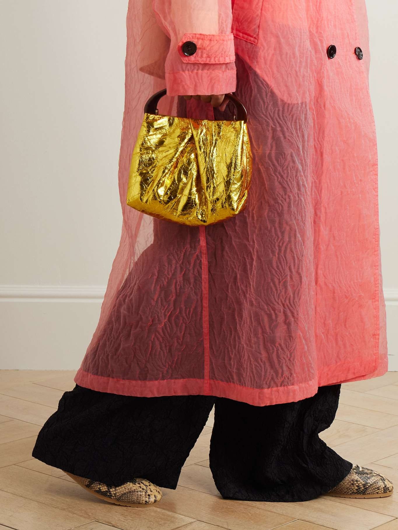【DRIES VAN NOTEN】gathered レザー トート Dries Van Noten Gathered metallic textured-leather tote Gold