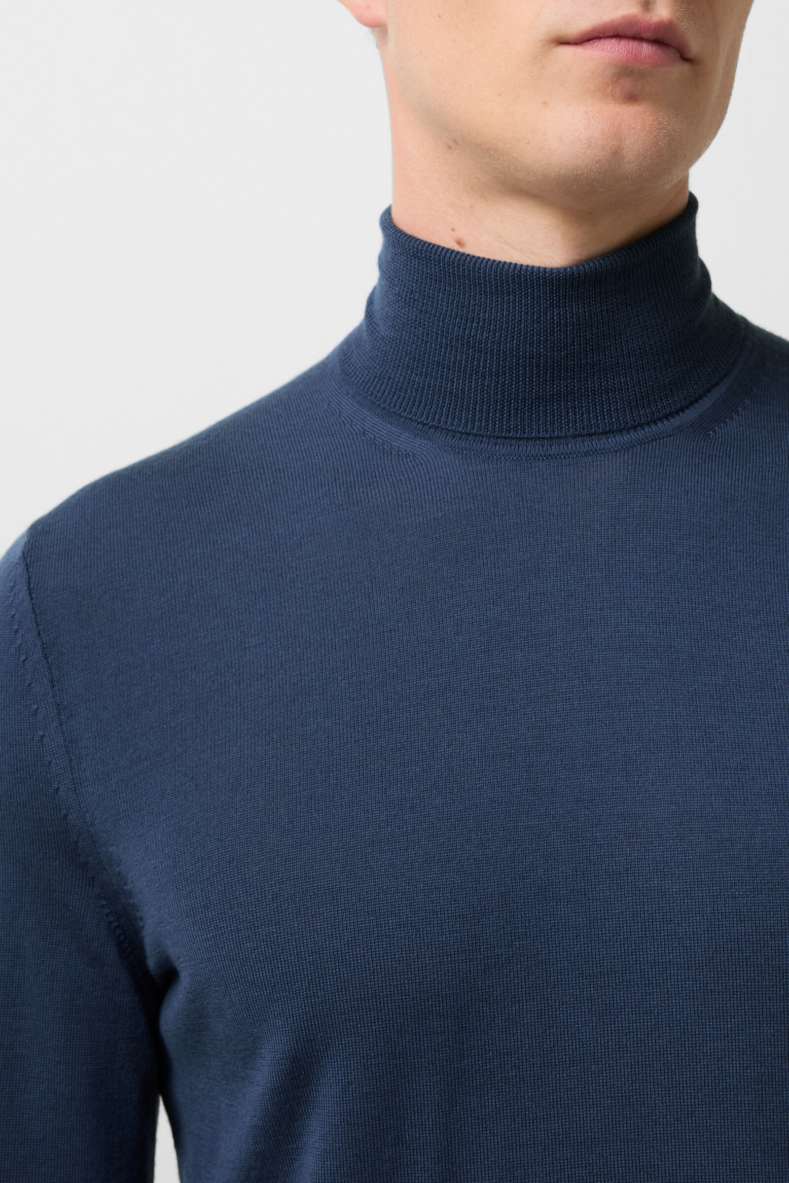 Gordon turtleneck pullover in Blue - 4