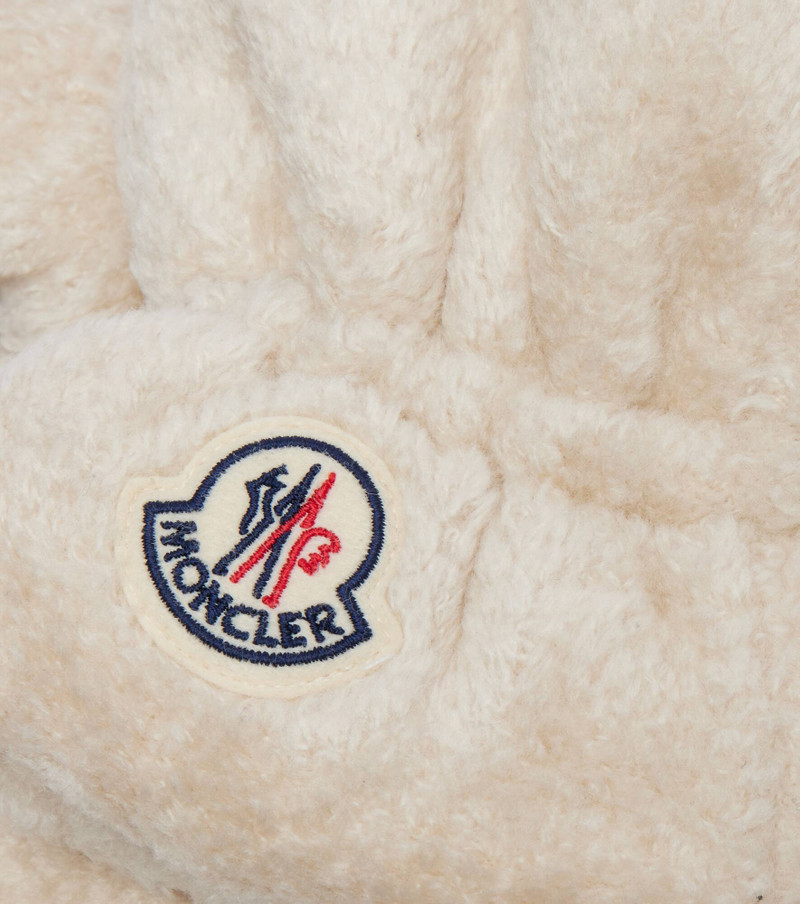 Moncler Logo teddy mittens outlook