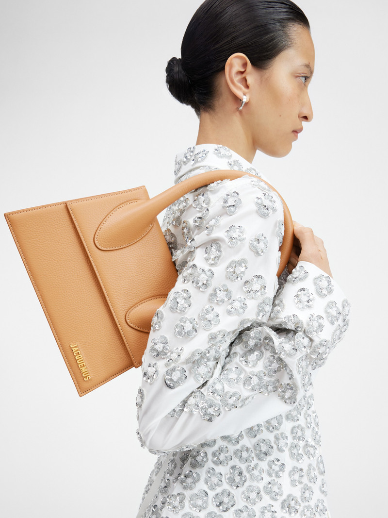 JACQUEMUS Le grand Chiquito outlook