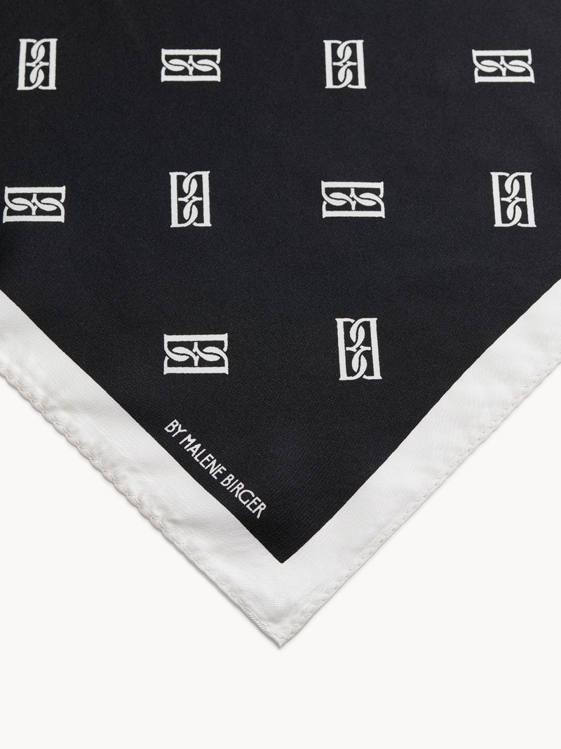 Monnas silk scarf 3
