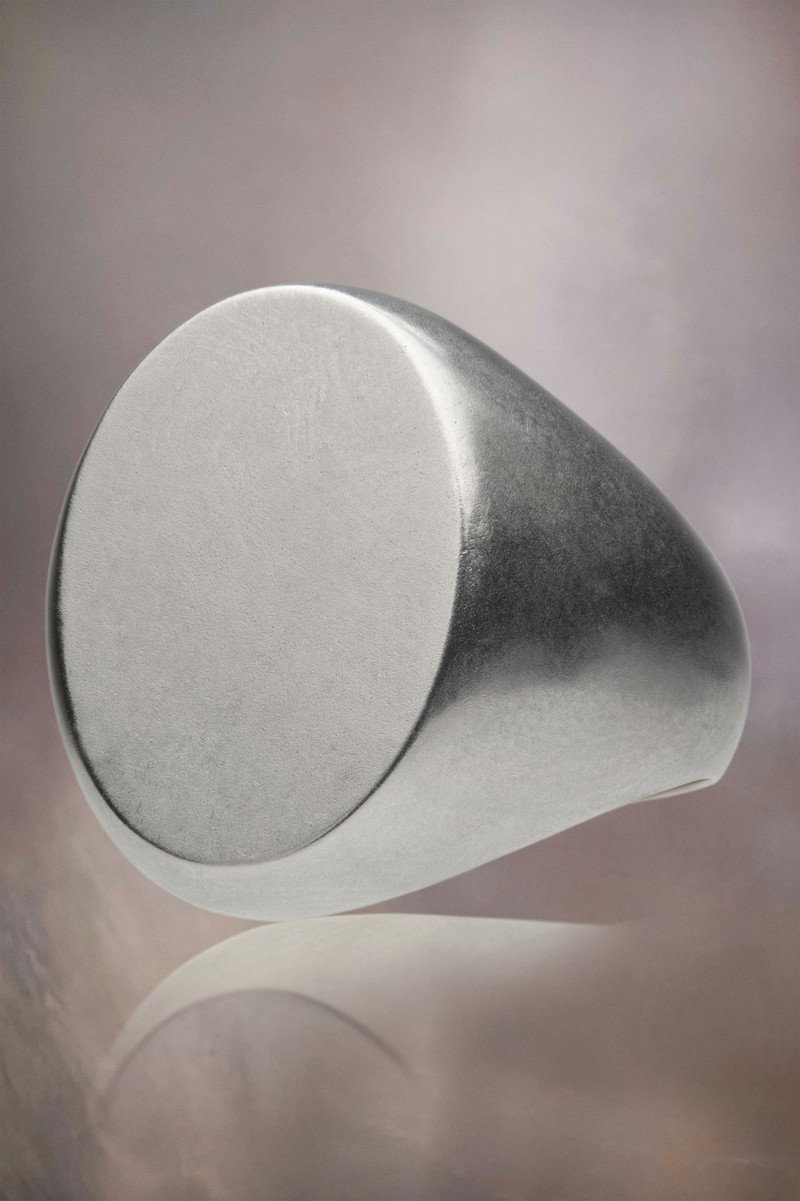 Maison Margiela Oval chevalier ring outlook