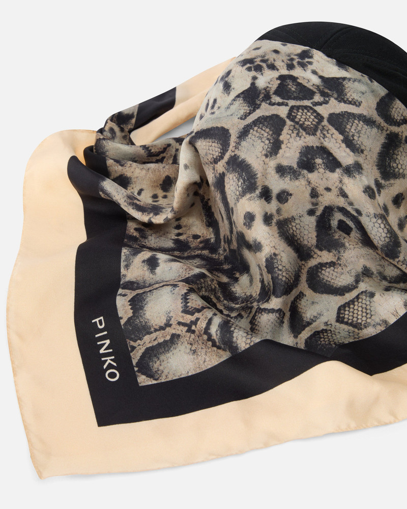 BASEBALL CAP WITH ANIMAL PRINT SCARF 3