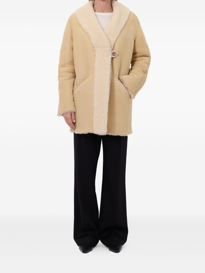 Loulou de Saison Isak elongated-lapel shearling coat outlook