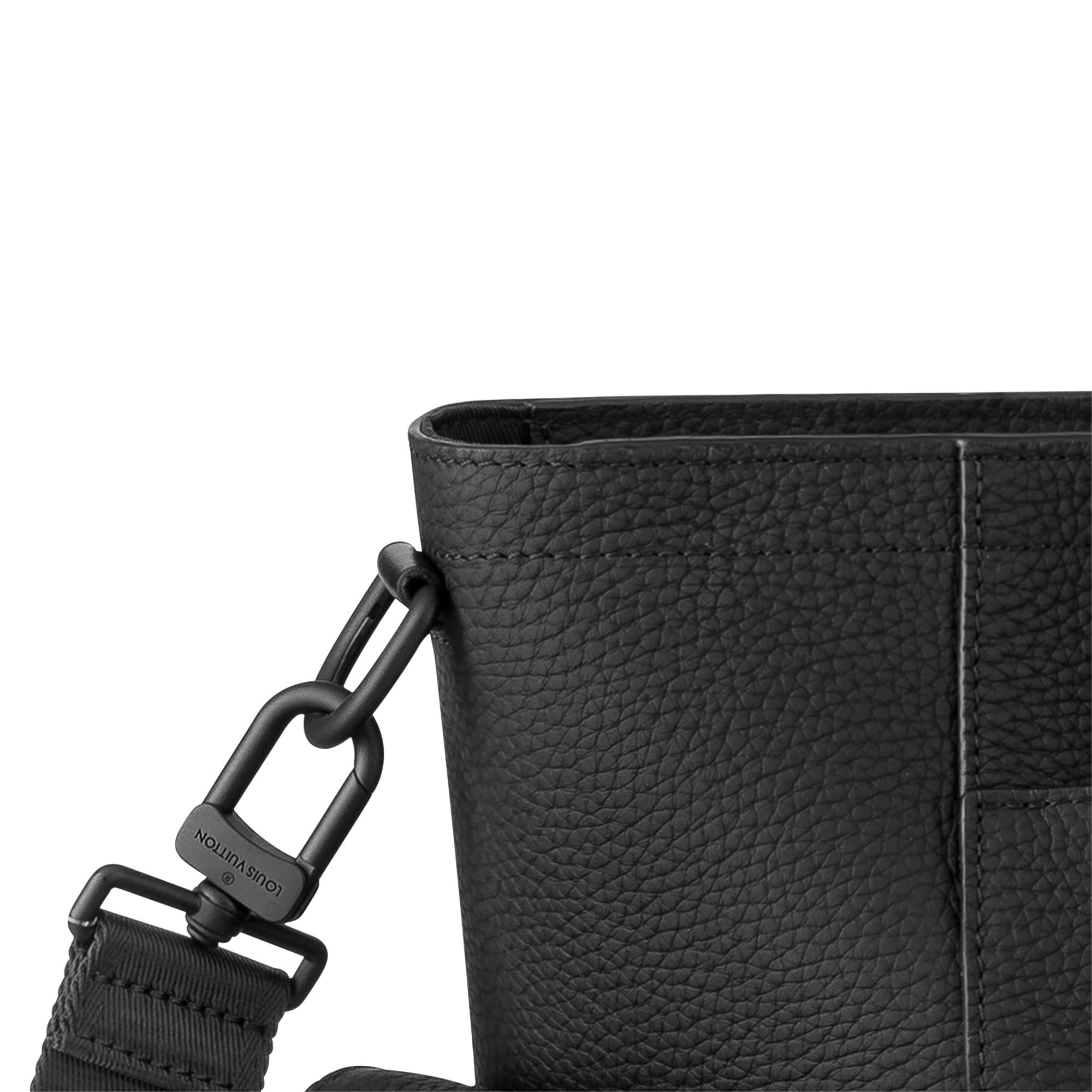 Christopher Tote - 3