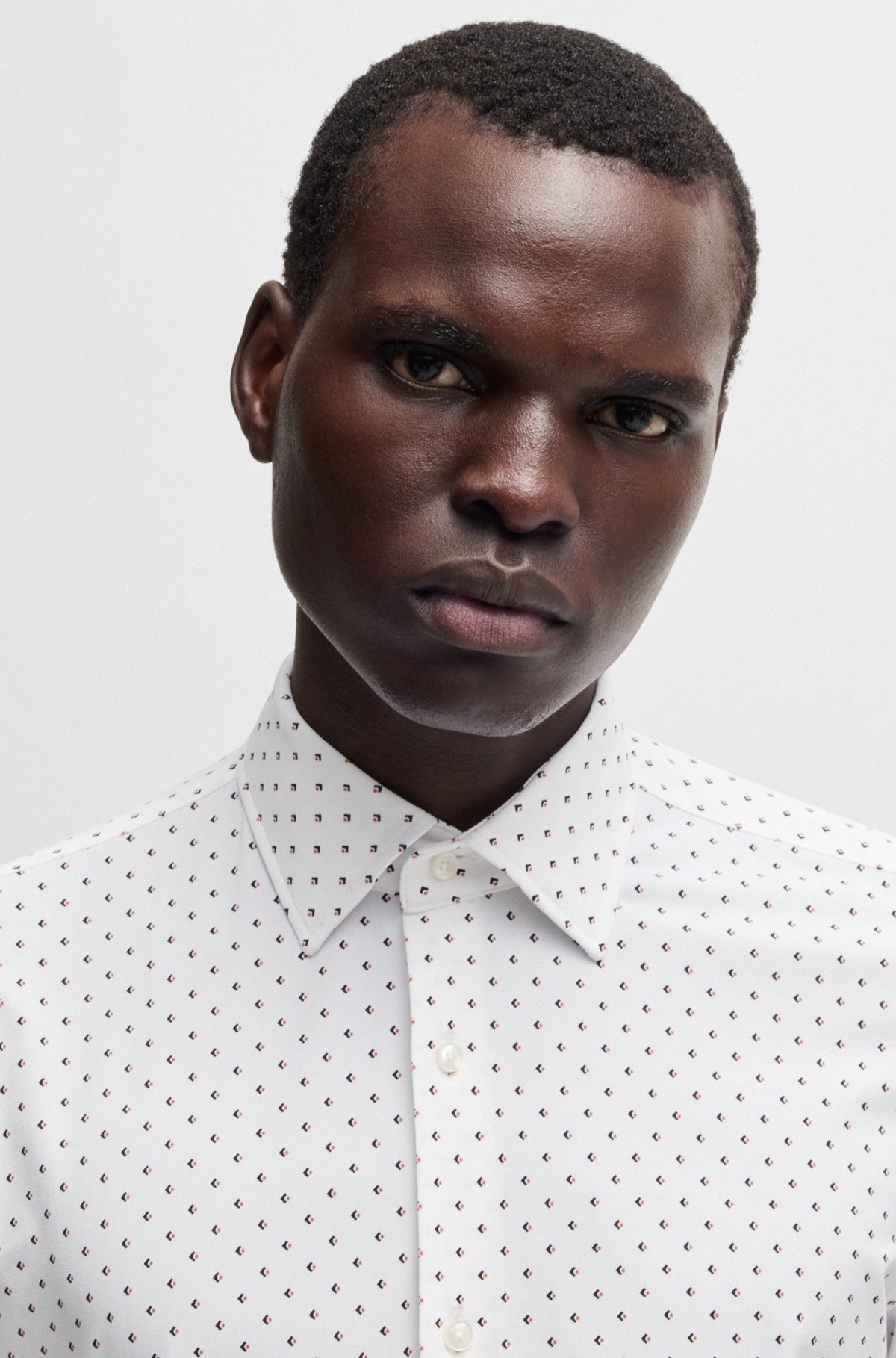 SLIM-FIT SHIRT IN GEOMETRIC-PRINT PERFORMANCE-STRETCH FABRIC - 3