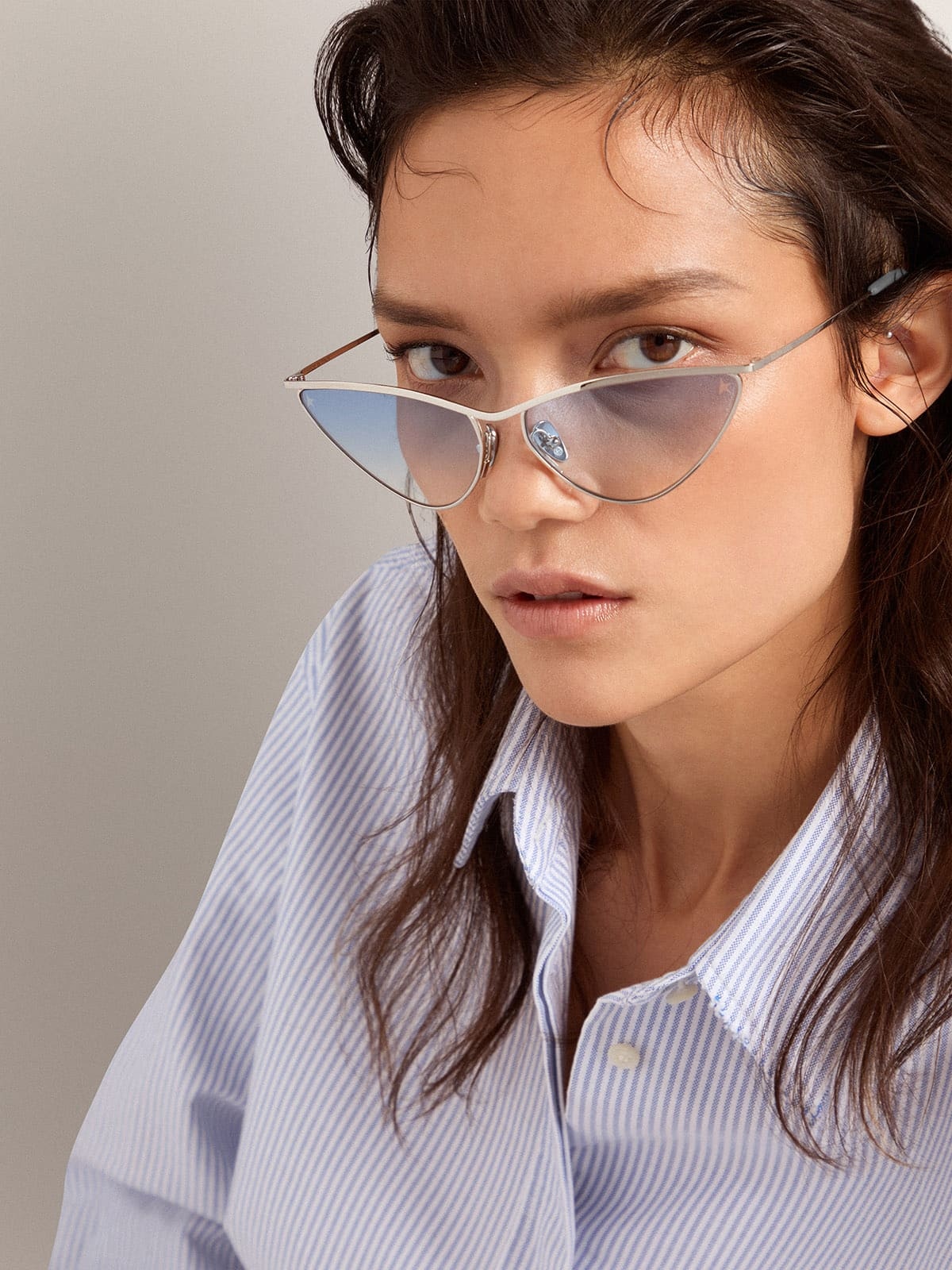 Sunglasses cat-eye style with silver frame and blue lenses - 3