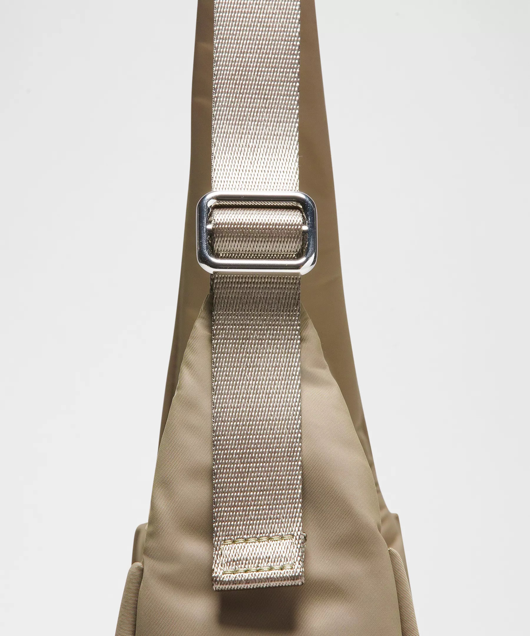 City Essentials Shoulder Bag 4L - 4