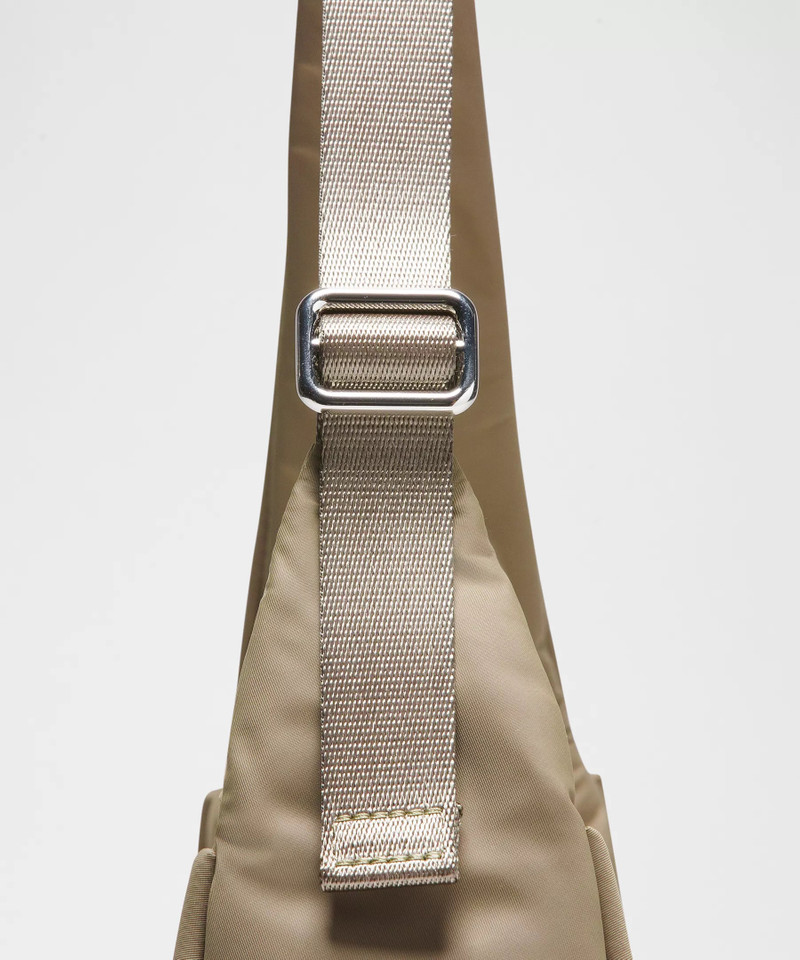 City Essentials Shoulder Bag 4L 4