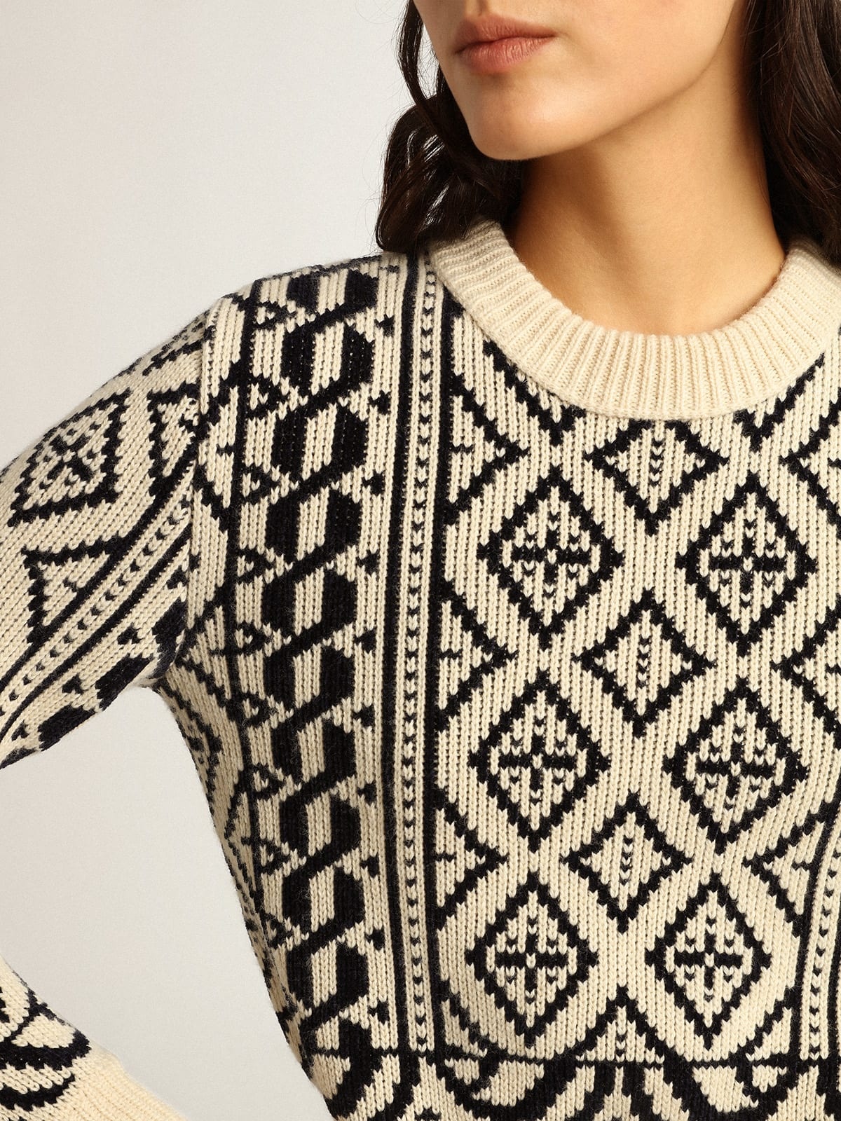 Cropped round-neck sweater with parchment and blue geometric pattern - 5