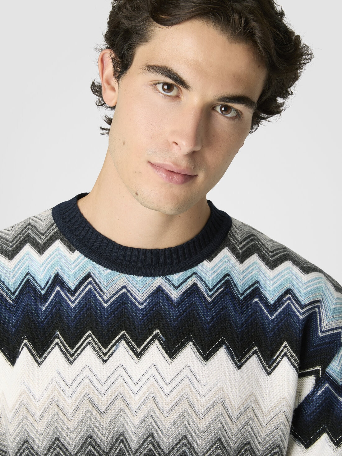 Crew neck sweater with flame zigzag pattern - 5