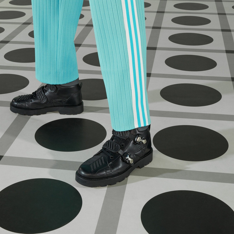 Men's boot with buckle 3