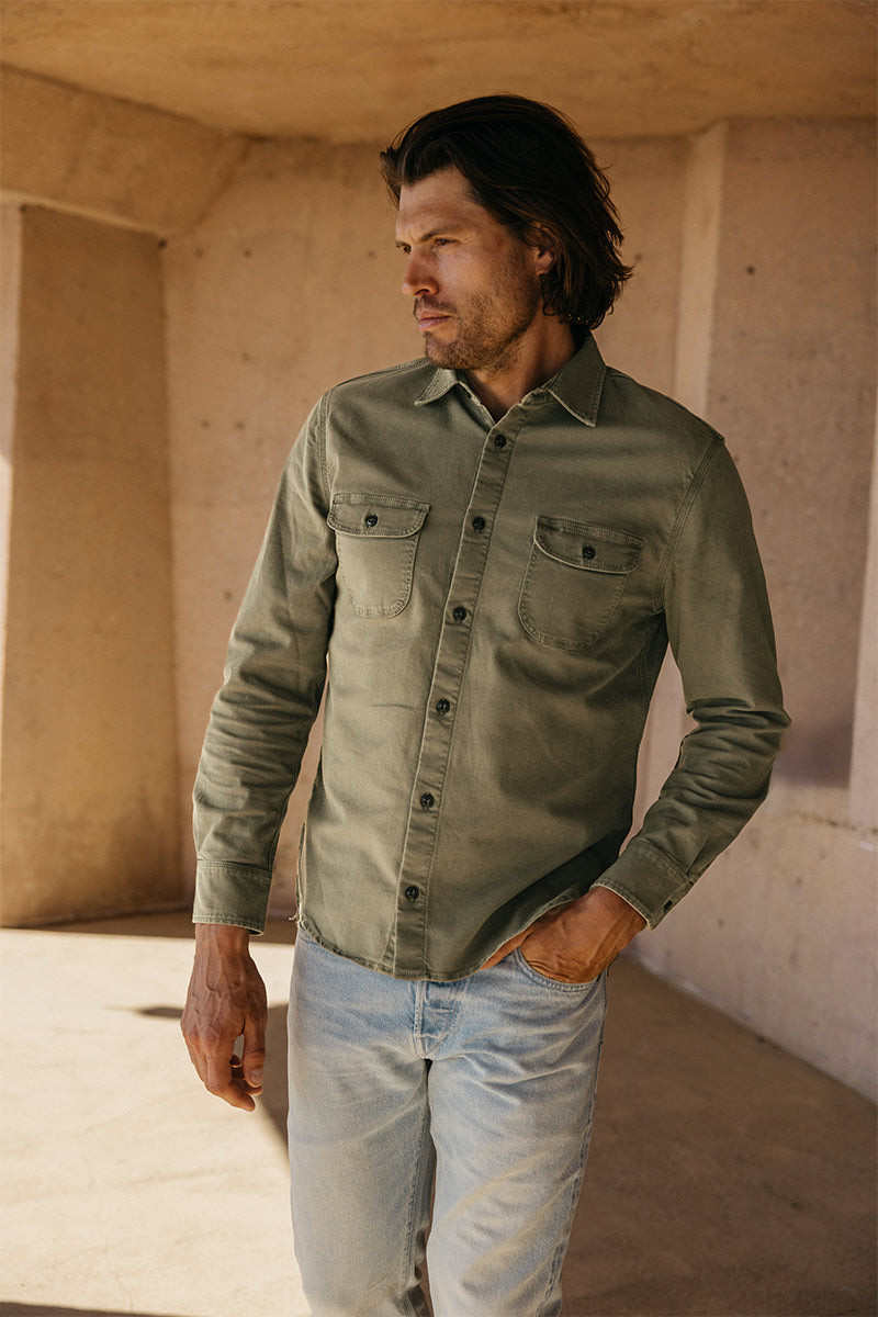 HIROSHI KATO The Brace Stretch Oxford - Pigment Dark Green outlook