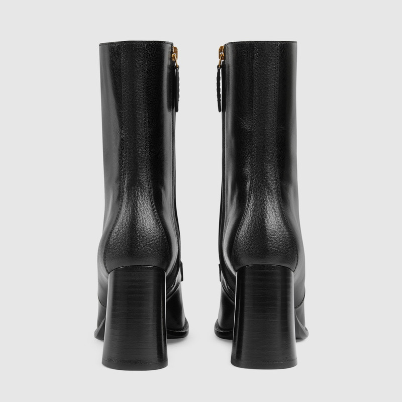 Women's ankle boot with chain 4