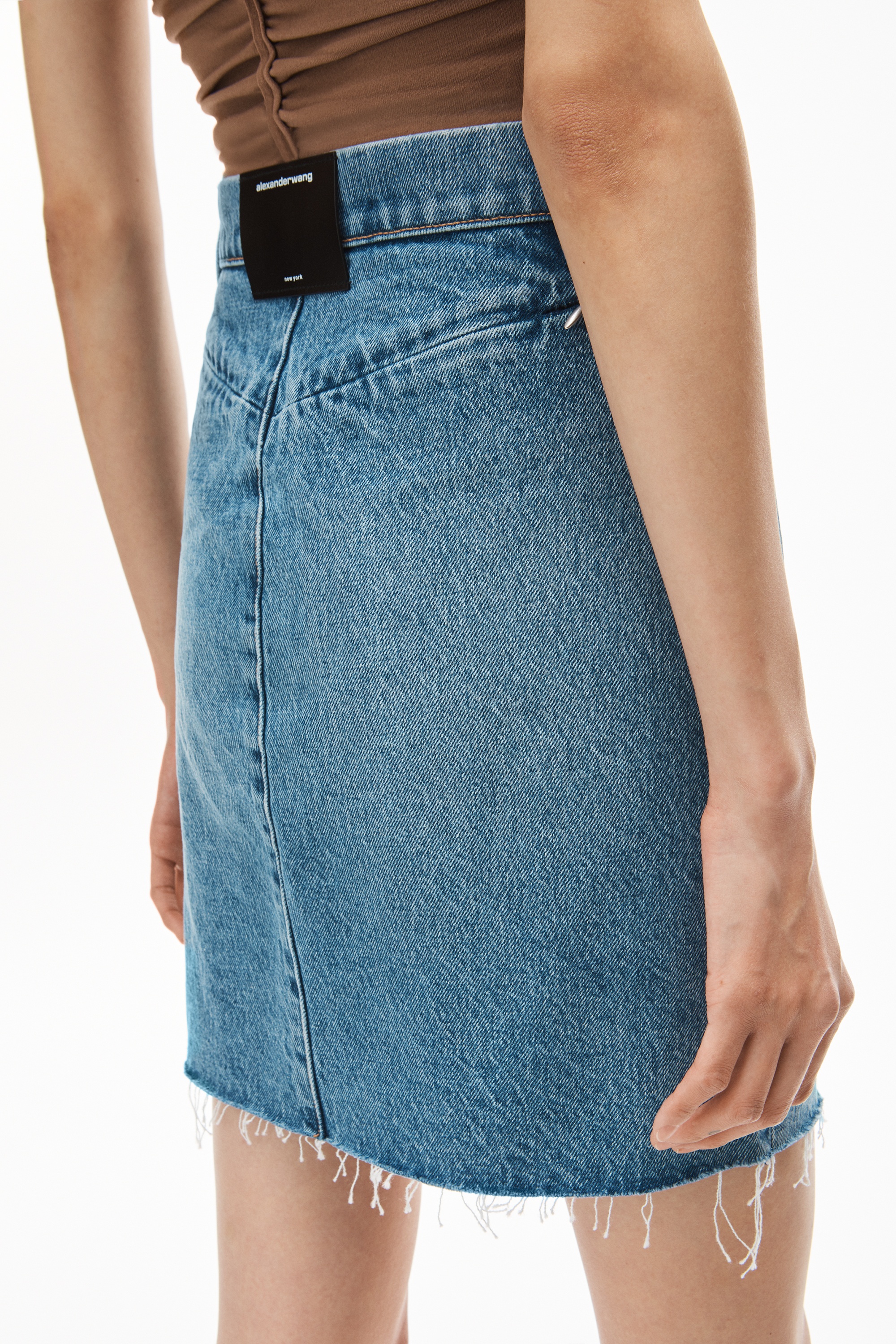 INVISIBLE ZIP MINI SKIRT IN INDIGO DENIM - 5