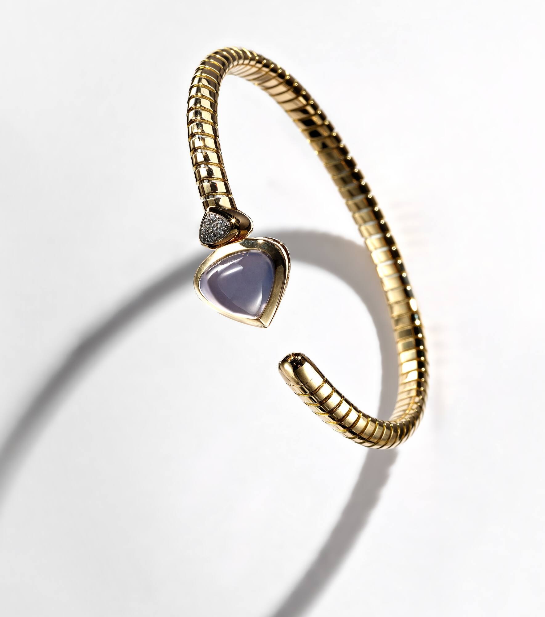 Trisolina Bypass 18kt gold cuff bracelet with chalcedony and diamonds - 5