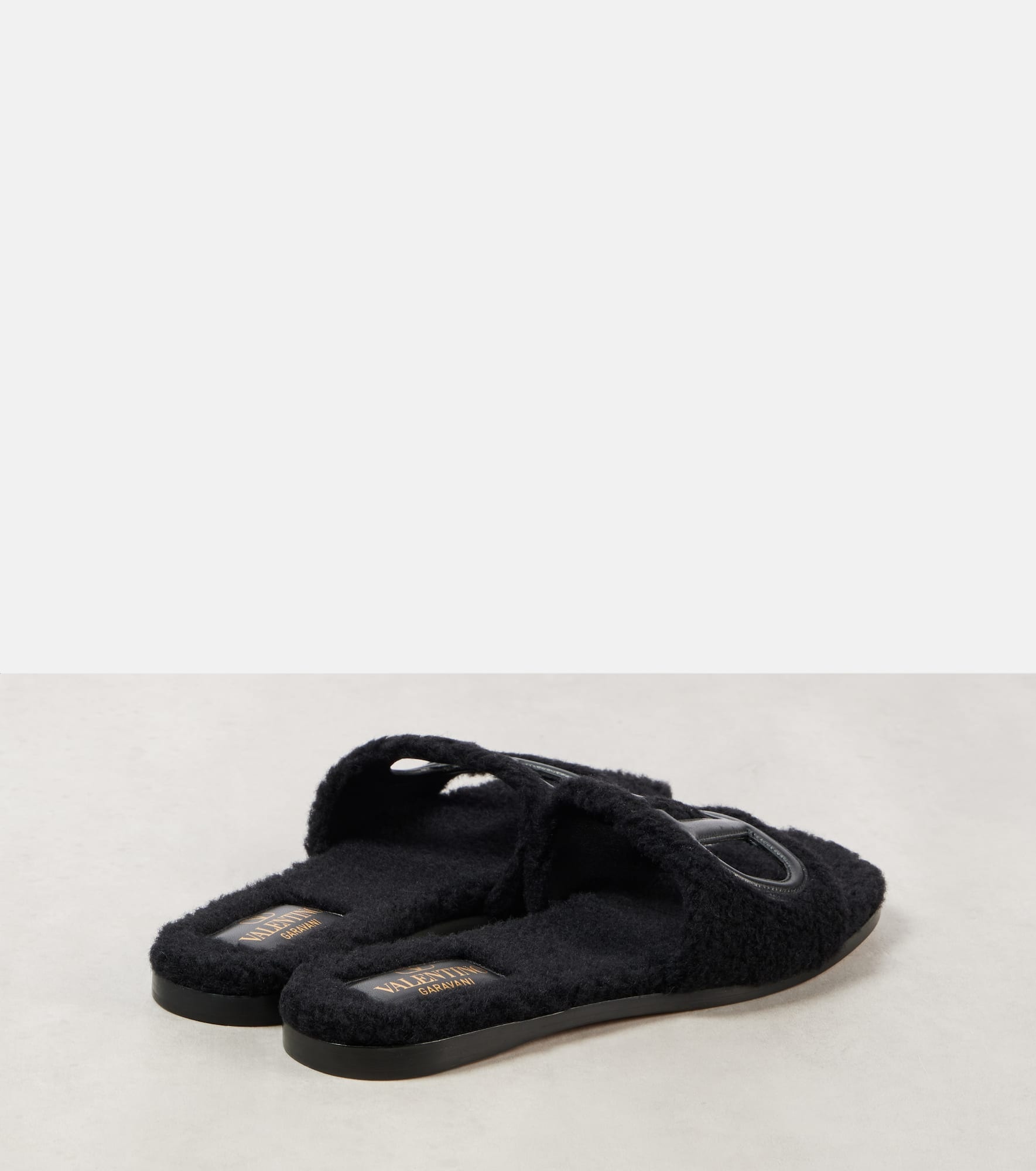 VLogo cutout faux shearling slides - 2