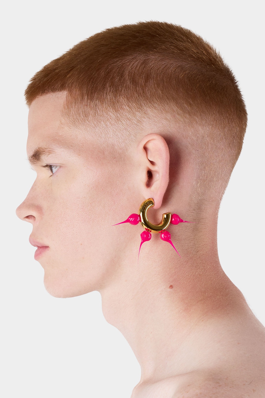 SPIKE RUBBERIZED SMALL HOOP EARRINGS / gold / fuxia - 3