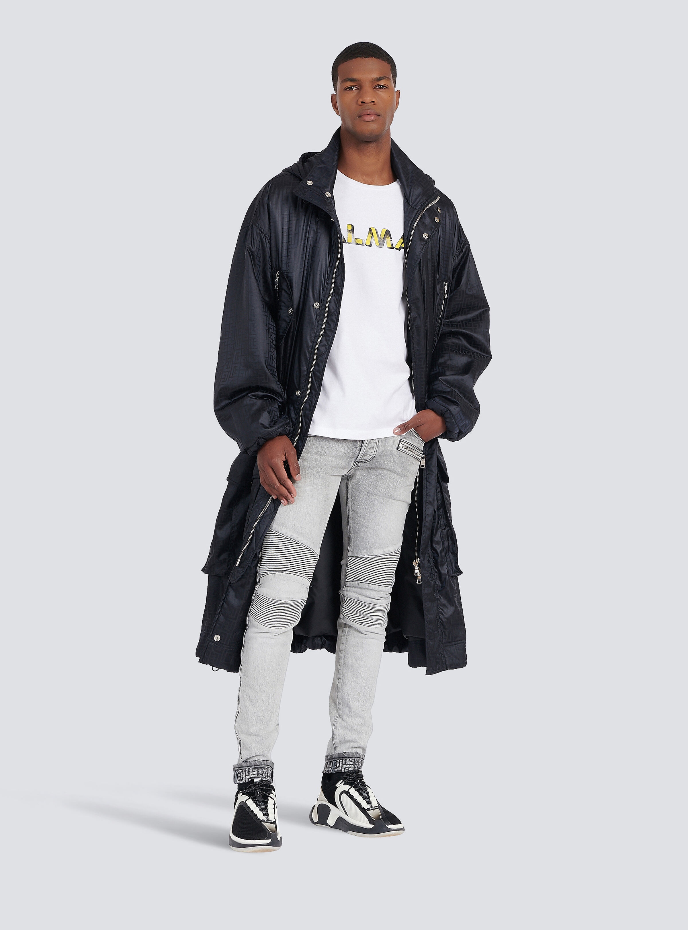 Slim cut faded and ridged light gray cotton jeans with Balmain monogram on hem - 2