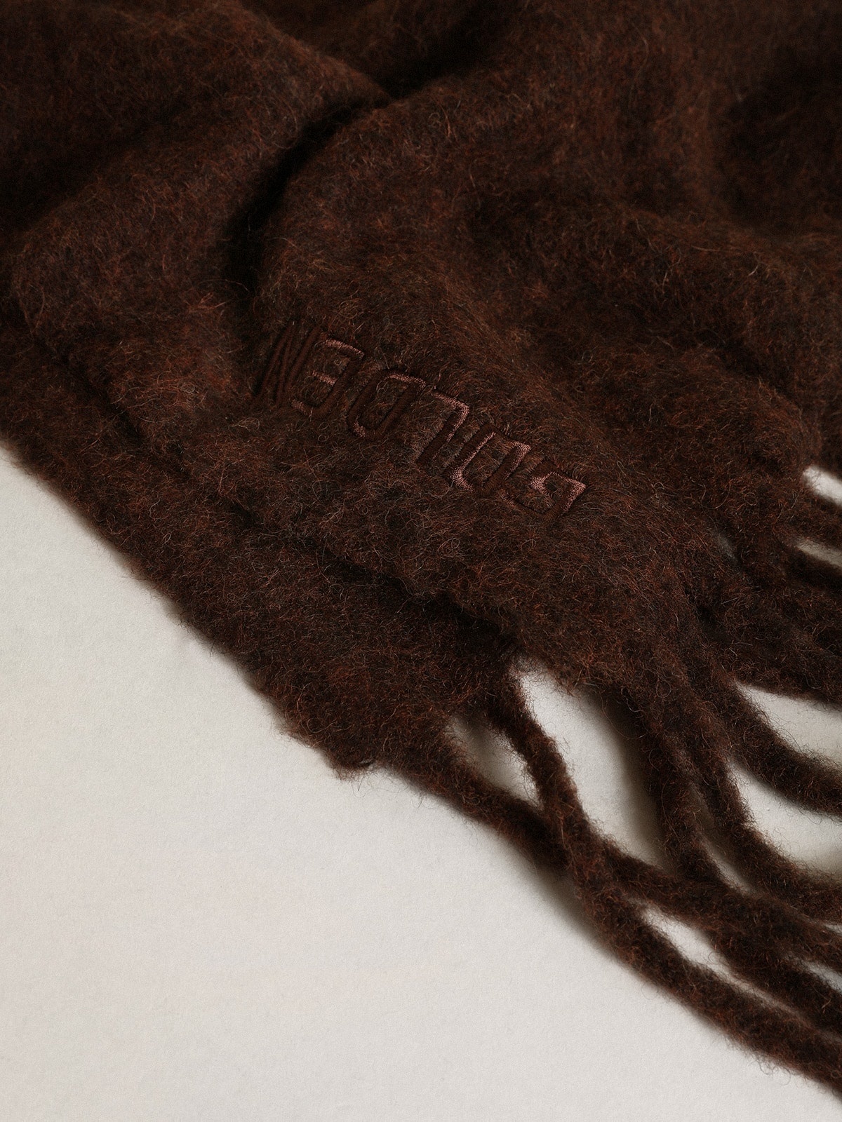 Coffee-colored wool scarf with fringe and ‘Golden’ lettering - 2
