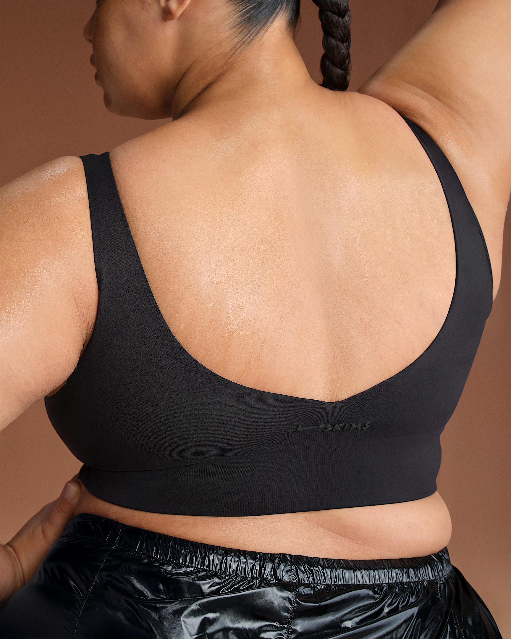 NikeSKIMS Matte Women's V-Neck Long-Line Bra - 8