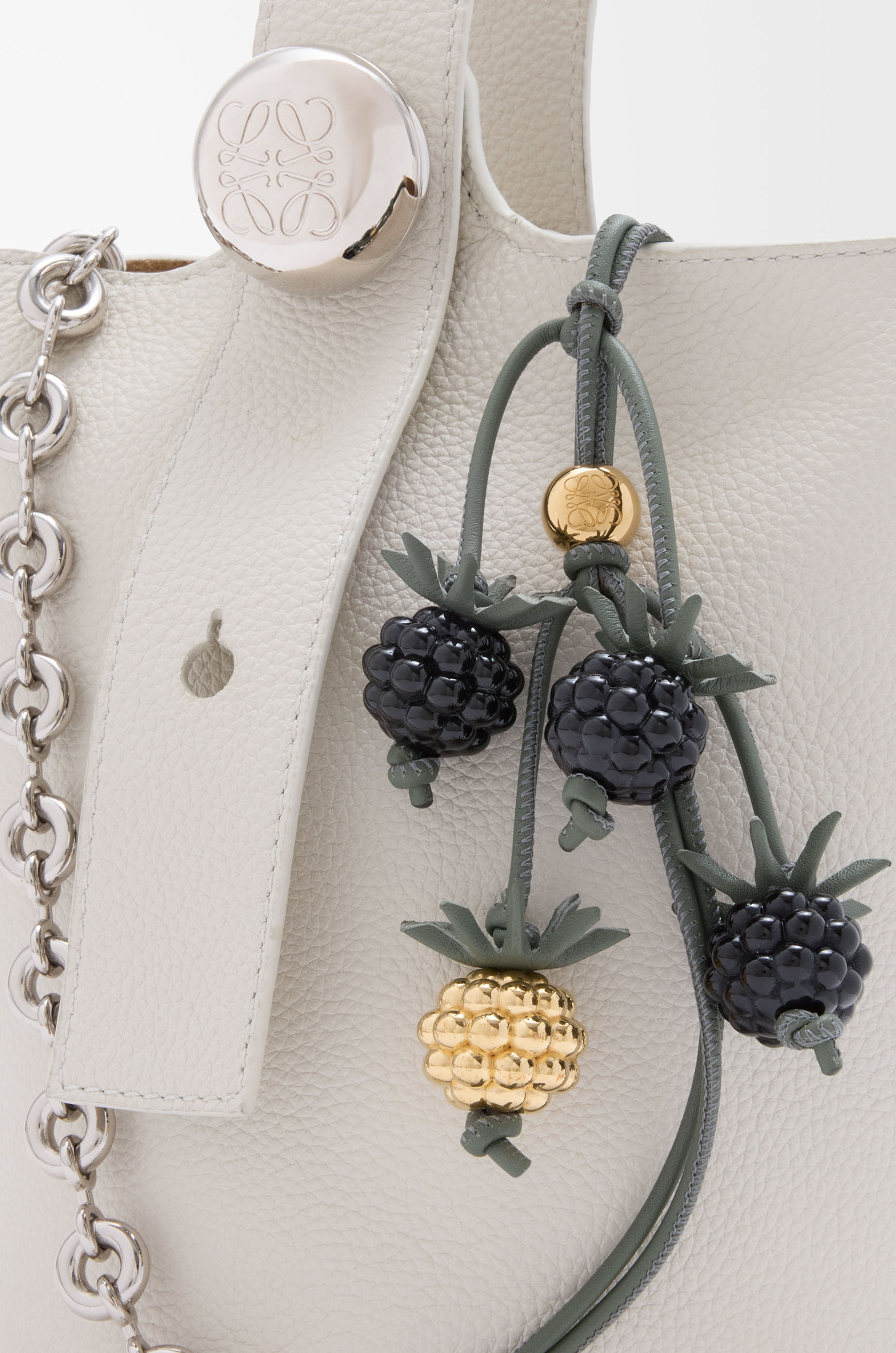 Berry charm in classic calfskin - 4