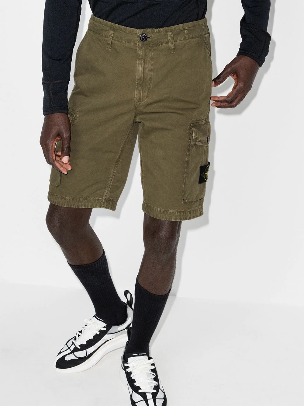 logo patch cargo shorts - 2