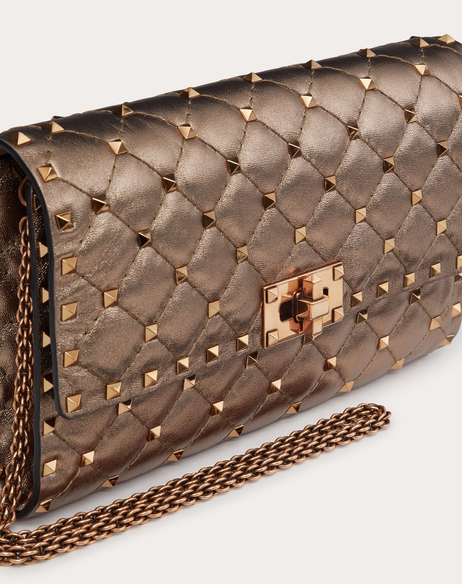 ROCKSTUD SPIKE CROSSBODY CLUTCH BAG IN METALLIC NAPPA LEATHER. - 5