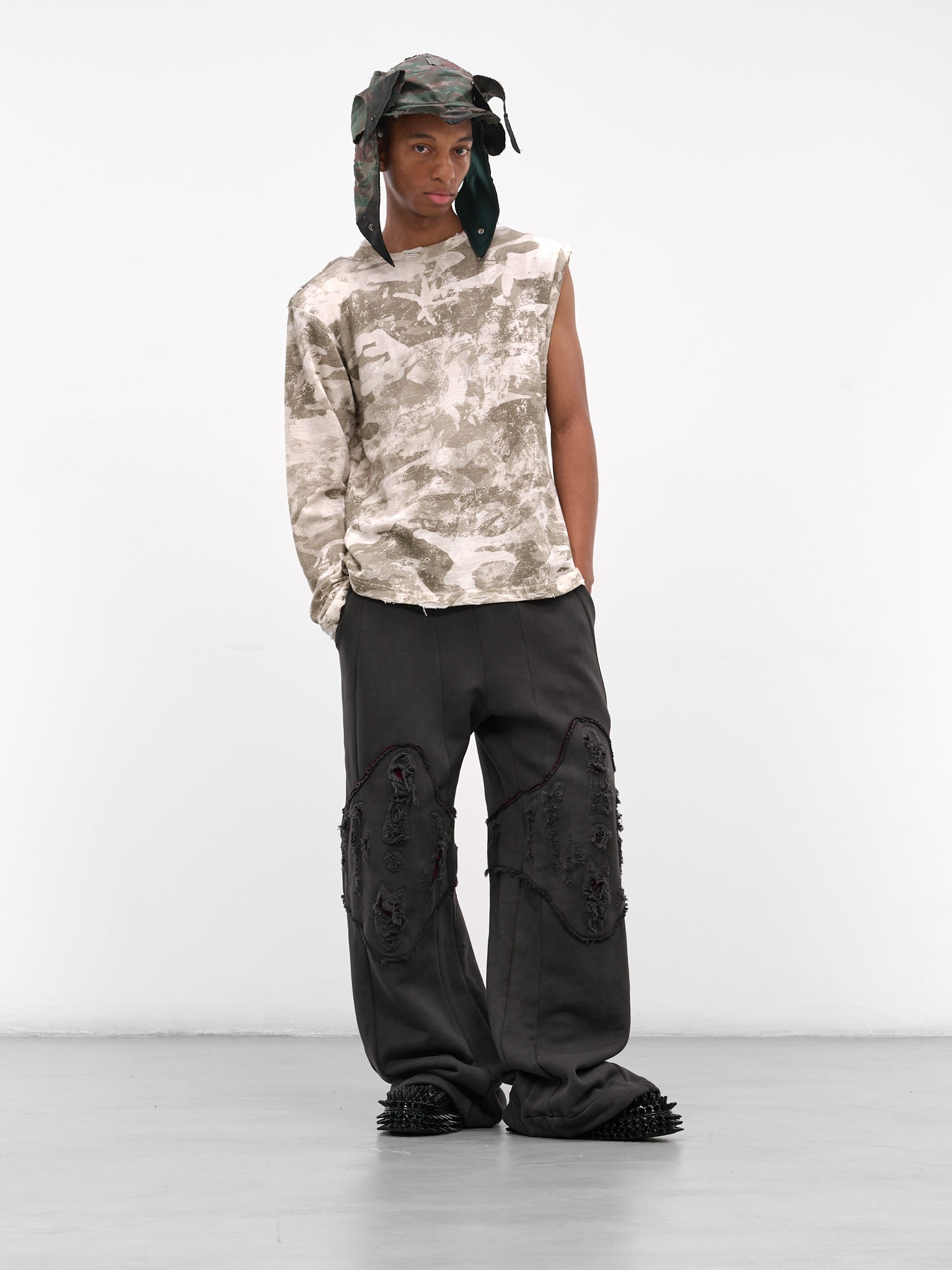 Black Apex Graphic Distressed Sweatpants - 6